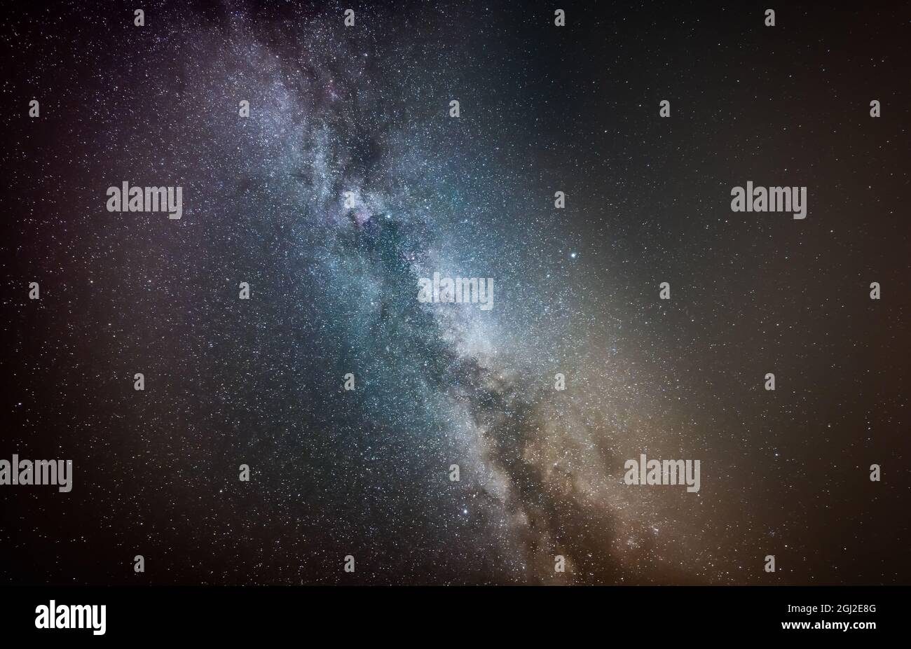 La Via Lattea si anima in una notte scura e stellata guardando le stelle e le costellazioni, come visto in estate dal Regno Unito. Foto Stock