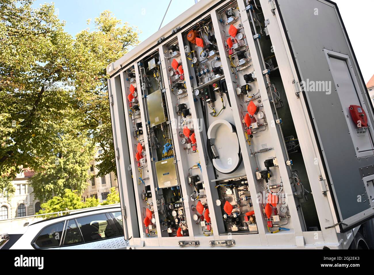 Monaco di Baviera. 8 settembre 2021. Stazione di rifornimento mobile H2 di Westfalen AG (operatore), apertura di stazione di rifornimento mobile di idrogeno e dimostrazione di serbatoi di fronte al Ministero dell'economia bavarese come parte della mobilità IAA l'8 settembre 2021 a Monaco. Credit: dpa/Alamy Live News Foto Stock