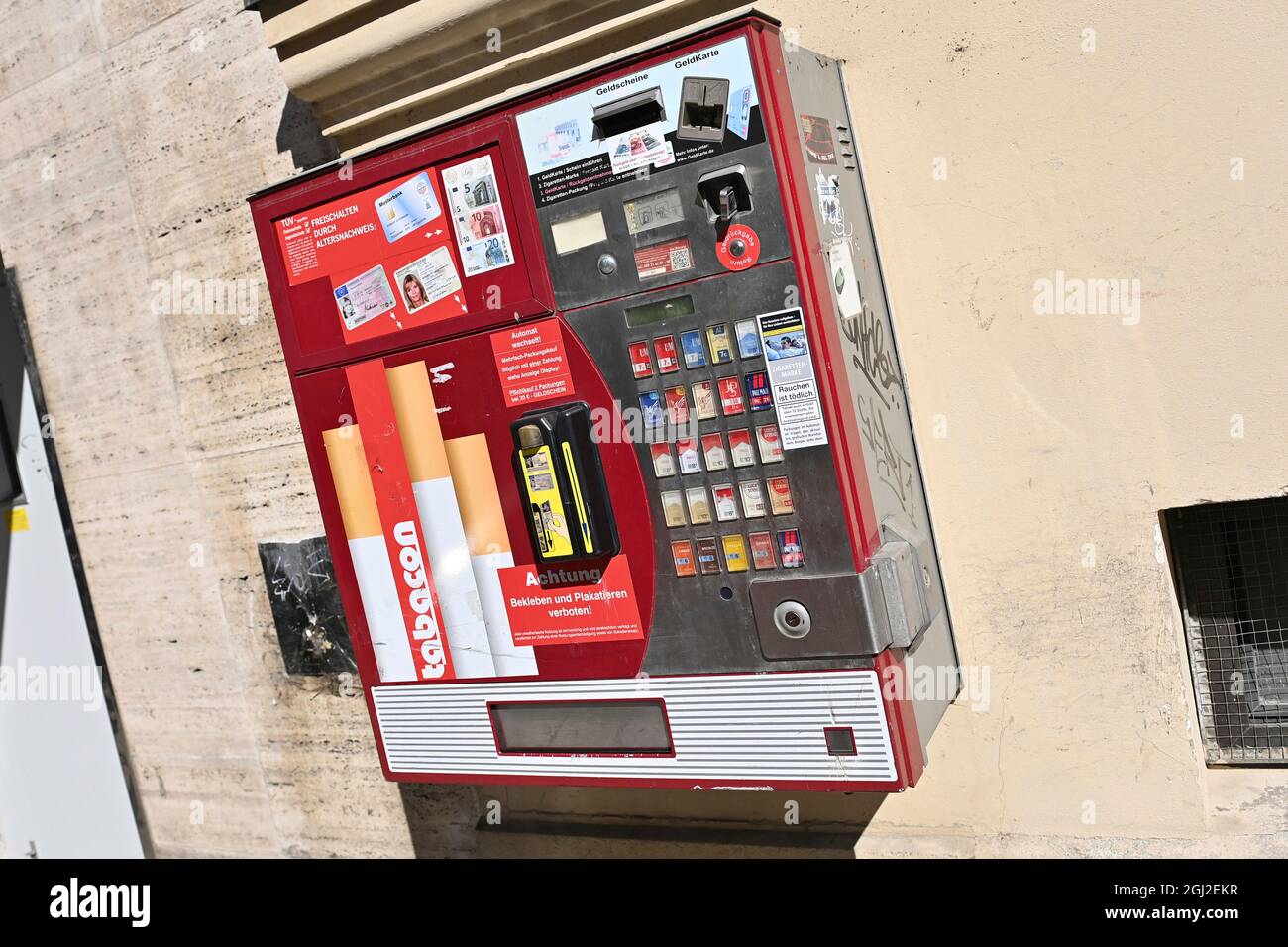 Monaco di Baviera, Germania. 08 settembre 2021. La macchina per sigarette si trova sulla facciata di una casa, prodotti del tabacco. Credit: dpa/Alamy Live News Foto Stock