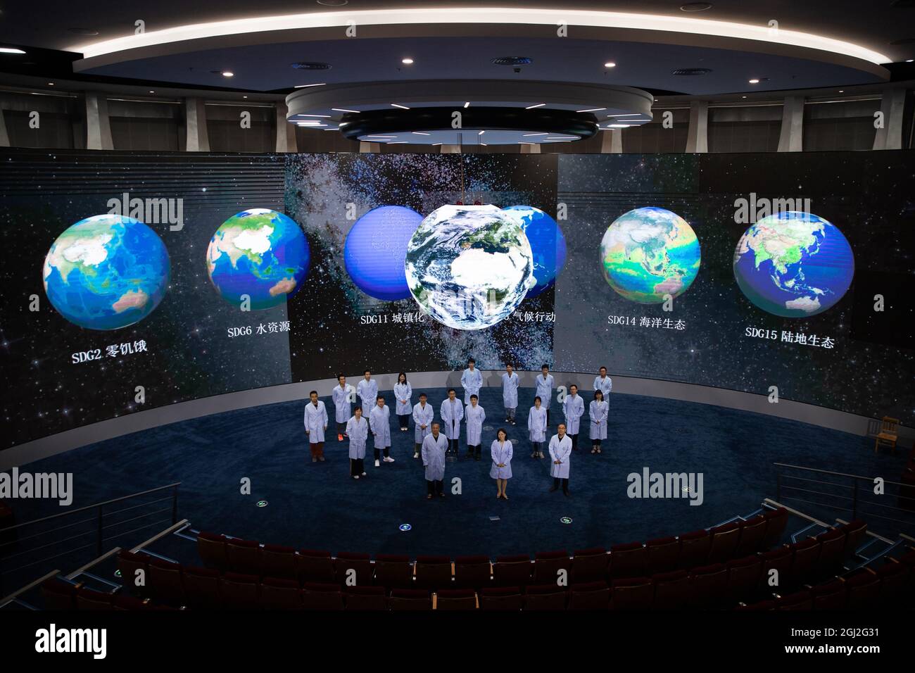 Pechino, Cina. 8 settembre 2021. I ricercatori si presentano per una foto di gruppo presso il Centro Internazionale di Ricerca dei grandi dati per gli obiettivi di sviluppo sostenibile (SDG) a Pechino, capitale della Cina, 8 settembre 2021. Il 6 settembre è stato inaugurato a Pechino il Centro internazionale di ricerca sui big data per gli obiettivi di sviluppo sostenibile (OSS), a sostegno dell’Agenda 2030 dell’ONU per lo sviluppo sostenibile. Credit: Jin Liwang/Xinhua/Alamy Live News Foto Stock