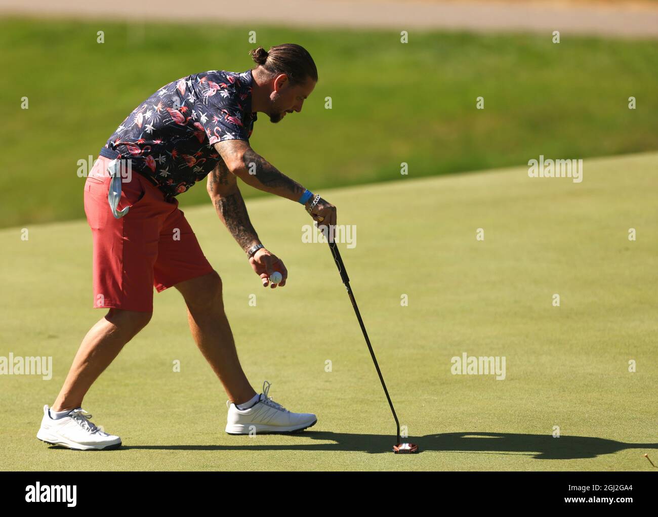 Keith Duffy si mette sul 14 ° verde durante il Pro-Am per il BMW PGA Championship al Wentworth Golf Club, Virginia Water. Data foto: Mercoledì 8 settembre 2021. Foto Stock