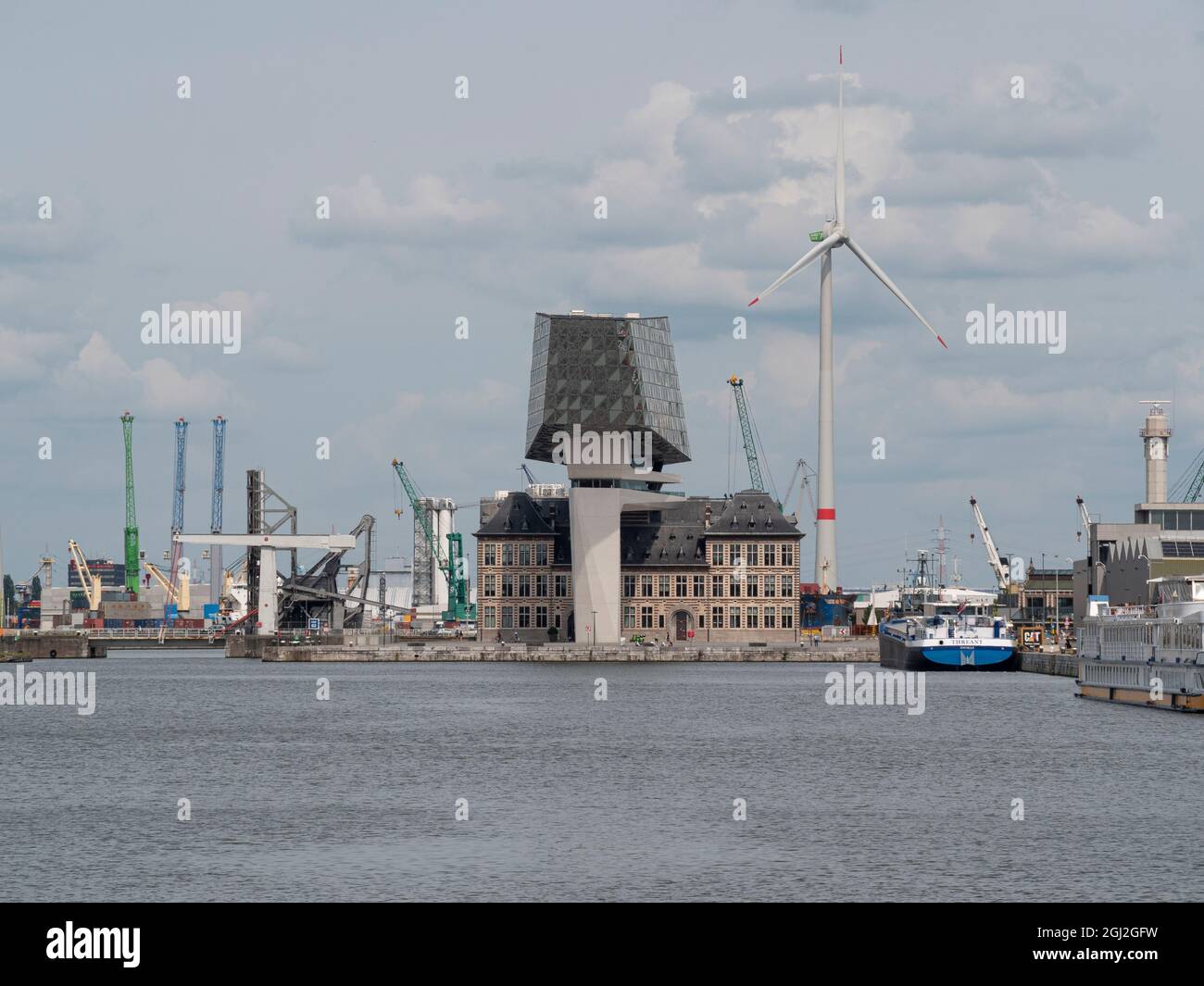 Anversa, Belgio, 21 agosto 2021, fronte del Porto o edificio del porto di Anversa con la vecchia stazione dei vigili del fuoco in fondo, foto scattata dal Foto Stock