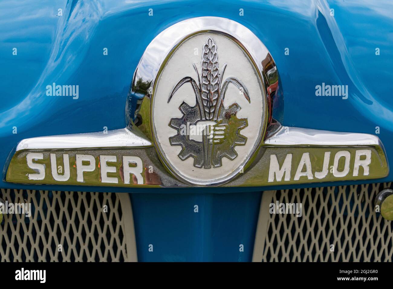 Primo piano di un distintivo e Grill per trattori Vintage, Blue, Fordson Super Major. Foto Stock