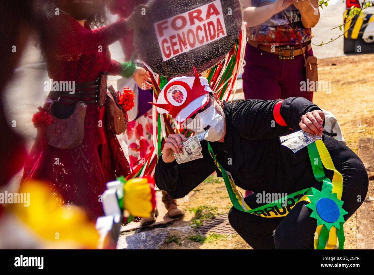 Foto scattata durante una protesta contro il presidente del Brasile, Jair Bolsonaro. Performance del gruppo "No is No" durante la protesta. 7 S. Foto Stock