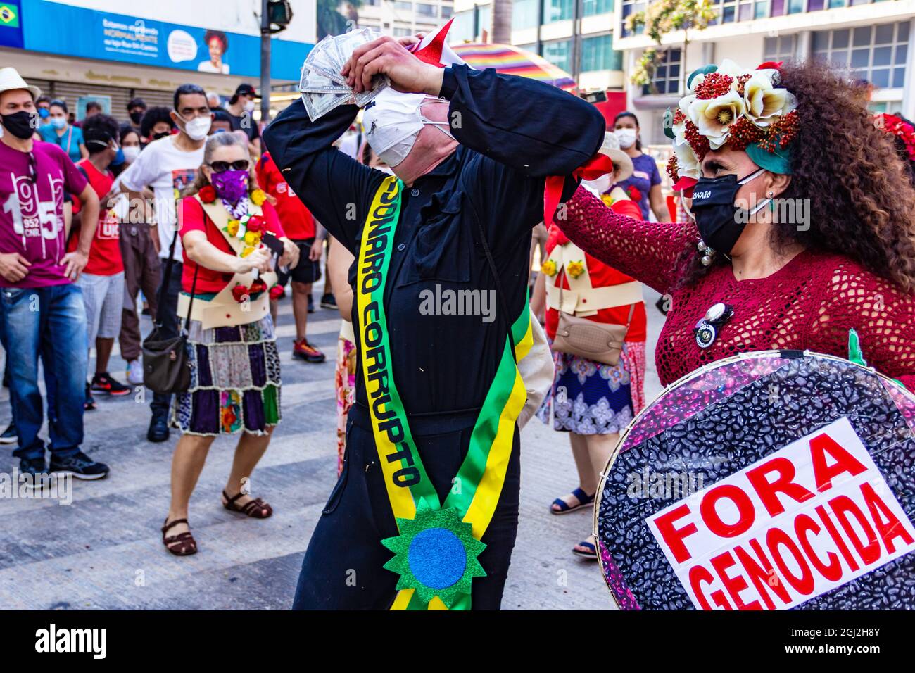 Foto scattata durante una protesta contro il presidente del Brasile, Jair Bolsonaro. Performance del gruppo "No is No" durante la protesta. 7 S. Foto Stock