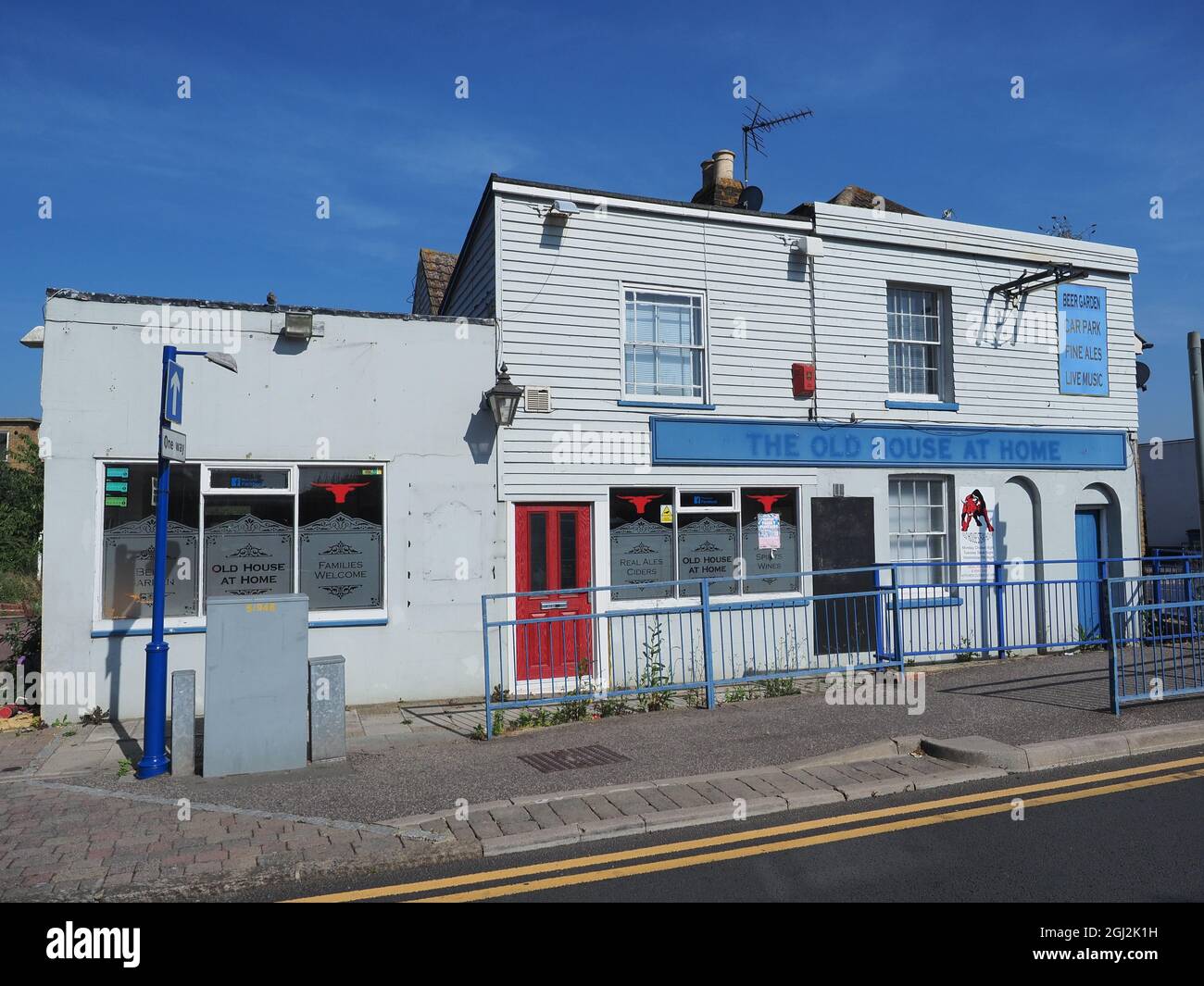 Sheerness, Kent, Regno Unito. 8 Settembre 2021. Il consiglio di Swale ha finito con un costo stimato di £8,000 in tasse legali per risolvere un blunder di pianificazione che ha visto diverse applicazioni di pianificazione erroneamente approvato o rifiutato dopo che il software è stato testato da un ingegnere junior, ma i risultati dei dati di test sono stati accidentalmente pubblicati al sistema 'live' e giuridicamente vincolante. La 'Old House at Home' in Sheerness (nella foto) è stata impostata per essere 'demolished' con il commento sarcastico 'perché sto facendo questo? Sono io il prescelto?" incluso nella decisione ufficiale di pianificazione. Credit: James Bell/Alamy Live News Foto Stock