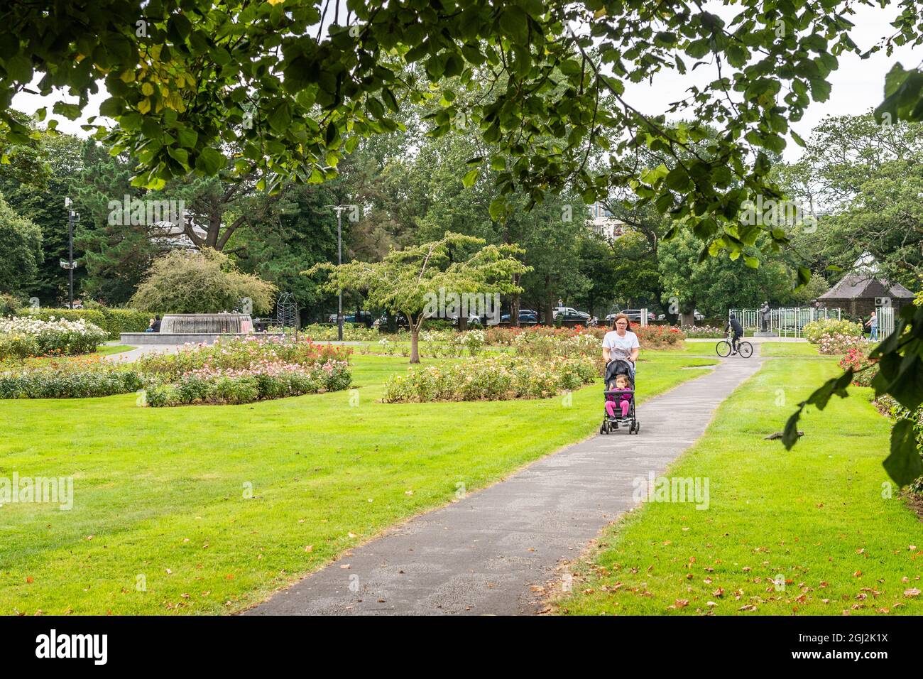 Persone che camminano nel parco cittadino, Tralee, Co Kerry, Irlanda. Foto Stock