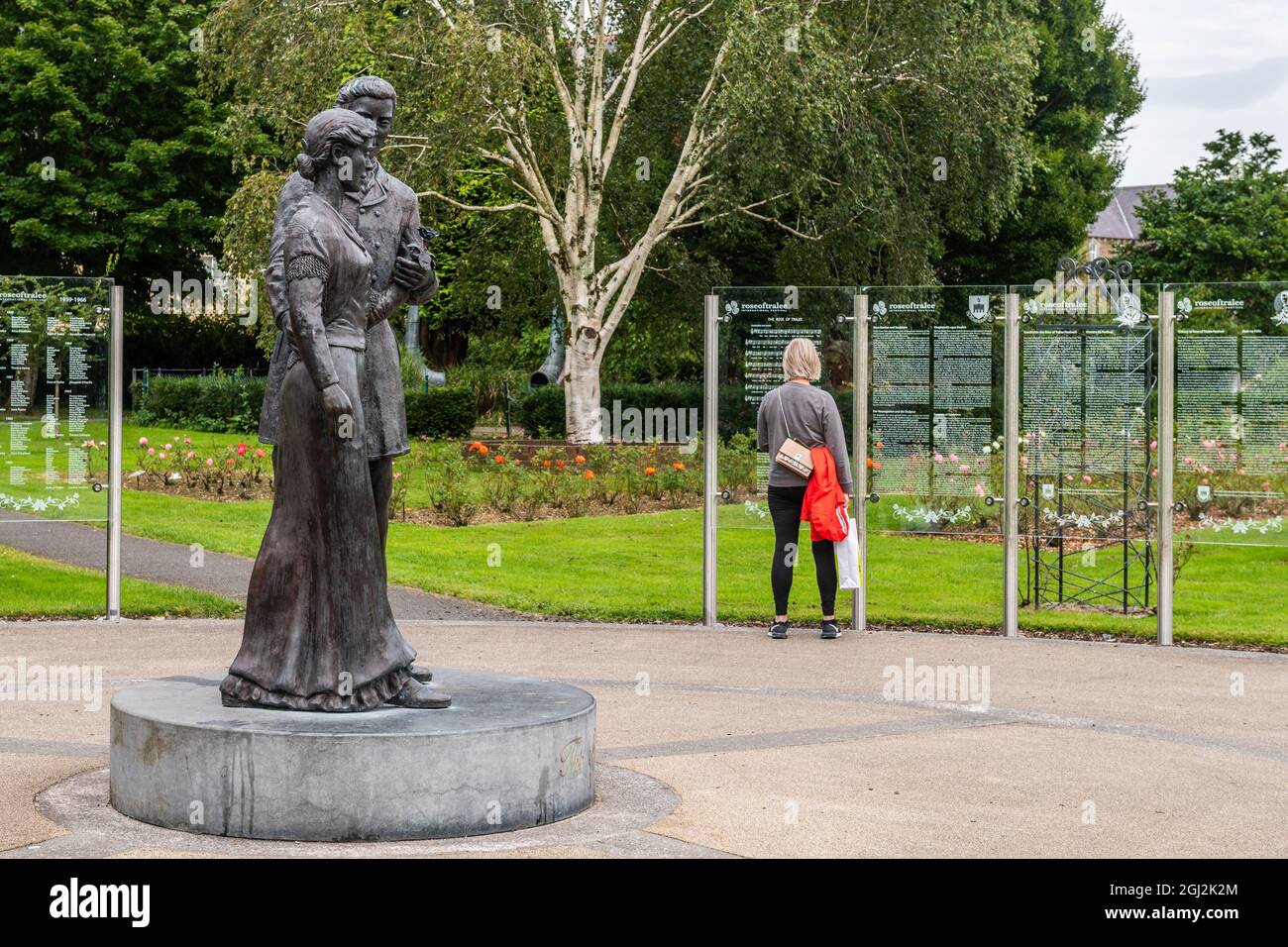 Rosa di Tralee statua nel parco della città, Tralee, Co. Kerry, Irlanda. Foto Stock