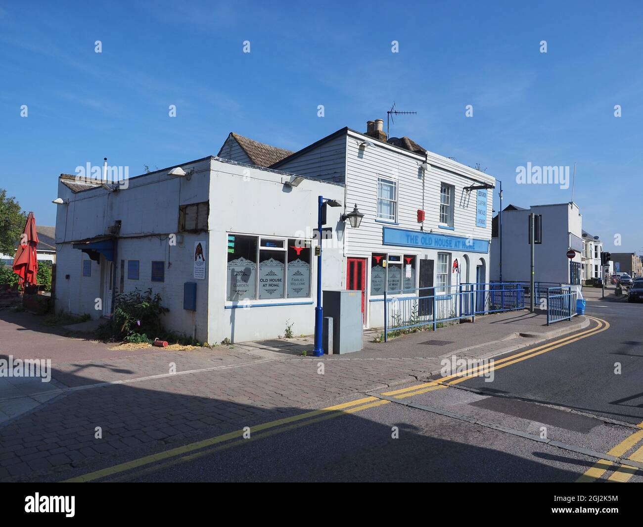 Sheerness, Kent, Regno Unito. 8 Settembre 2021. Il consiglio di Swale ha finito con un costo stimato di £8,000 in tasse legali per risolvere un blunder di pianificazione che ha visto diverse applicazioni di pianificazione erroneamente approvato o rifiutato dopo che il software è stato testato da un ingegnere junior, ma i risultati dei dati di test sono stati accidentalmente pubblicati al sistema 'live' e giuridicamente vincolante. La 'Old House at Home' in Sheerness (nella foto) è stata impostata per essere 'demolished' con il commento sarcastico 'perché sto facendo questo? Sono io il prescelto?" incluso nella decisione ufficiale di pianificazione. Credit: James Bell/Alamy Live News Foto Stock