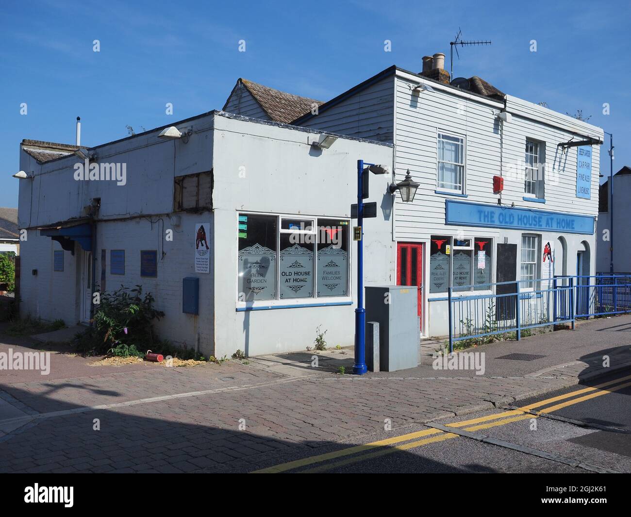 Sheerness, Kent, Regno Unito. 8 Settembre 2021. Il consiglio di Swale ha finito con un costo stimato di £8,000 in tasse legali per risolvere un blunder di pianificazione che ha visto diverse applicazioni di pianificazione erroneamente approvato o rifiutato dopo che il software è stato testato da un ingegnere junior, ma i risultati dei dati di test sono stati accidentalmente pubblicati al sistema 'live' e giuridicamente vincolante. La 'Old House at Home' in Sheerness (nella foto) è stata impostata per essere 'demolished' con il commento sarcastico 'perché sto facendo questo? Sono io il prescelto?" incluso nella decisione ufficiale di pianificazione. Credit: James Bell/Alamy Live News Foto Stock