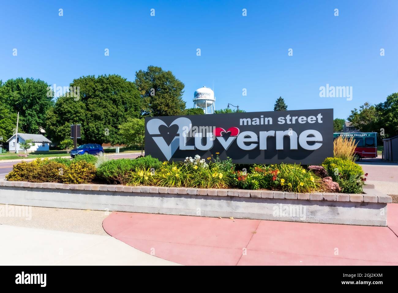 LUVERNE, MN, USA-21 AGOSTO 2021: Cartello monumento per la strada principale di Luverne in un piantatore. Foto Stock