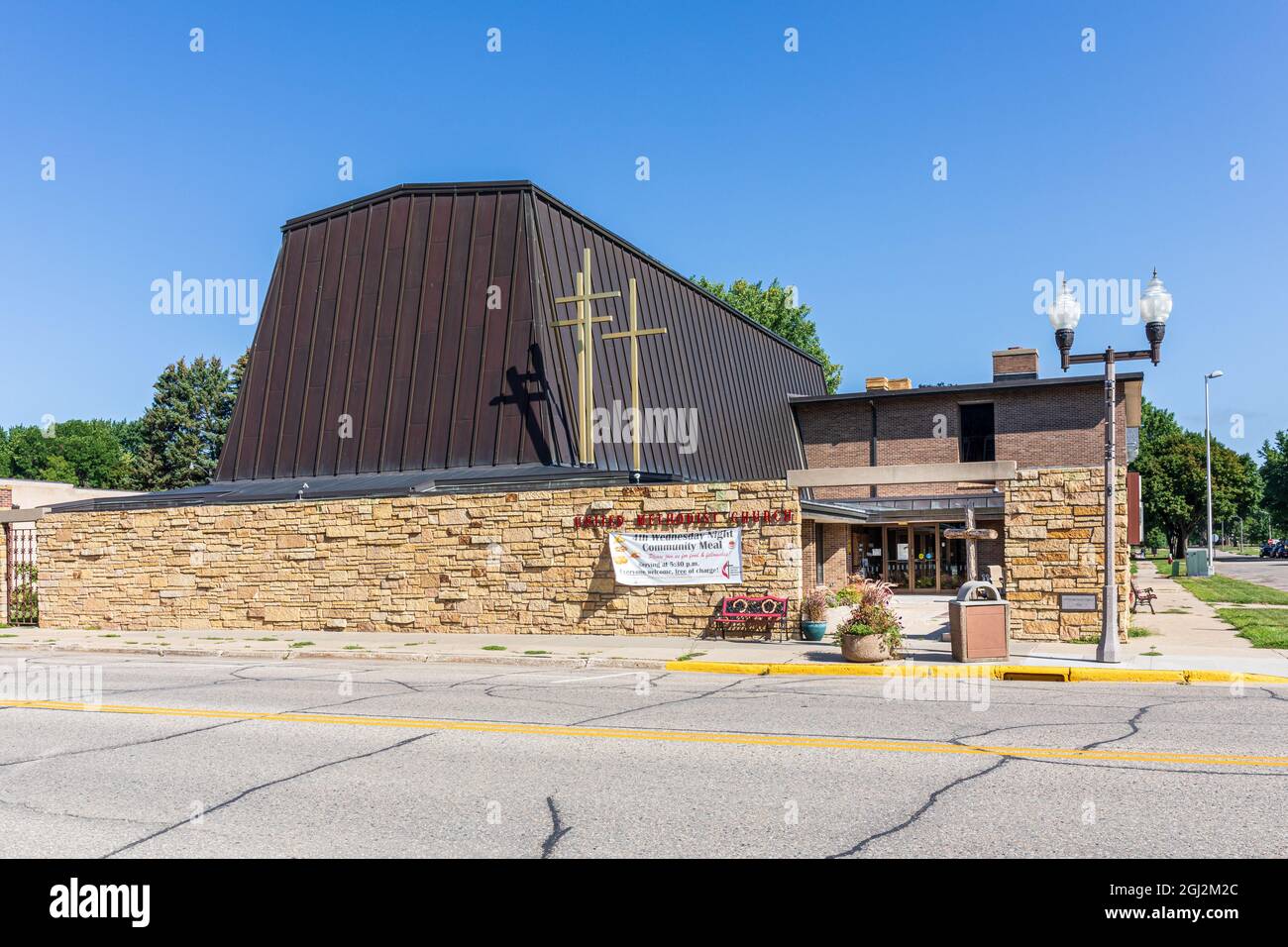 LUVERNE, MN, USA-21 AGOSTO 2021: United Methodist Church, guardando in un cortile aperto, e segno di pubblicità di un pasto comunitario. Foto Stock
