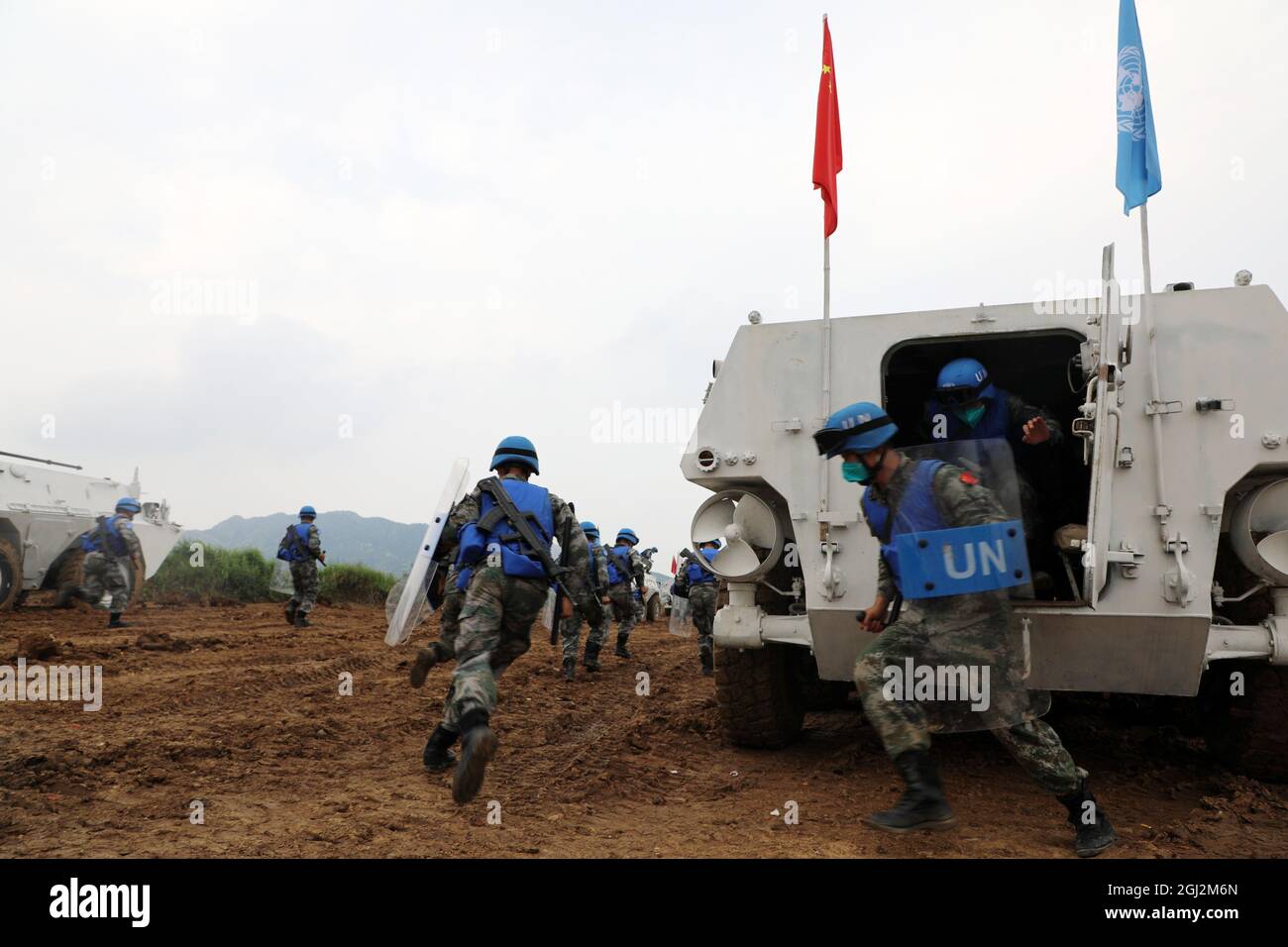 (210908) -- ZHENGZHOU, 8 settembre 2021 (Xinhua) -- i peacekeepers partecipano ad un'esercitazione internazionale di peacekeeping ad una base di addestramento tattico delle armi combinate dell'Esercito popolare di liberazione cinese (PLA) nella provincia centrale di Henan della Cina, 7 settembre 2021. La Cina ha iniziato a tenere un trivello internazionale per il mantenimento della pace denominato in codice 'Shaved Destiny-2021' il 6 settembre. Sono in corso esercitazioni di ricognizione sul campo di battaglia, sorveglianza e pattugliamento della sicurezza, scorta armata, protezione dei civili, risposta agli attacchi violenti e terroristici, costruzione di una base operativa temporanea, pronto soccorso sul campo di battaglia e controllo pandemico Foto Stock