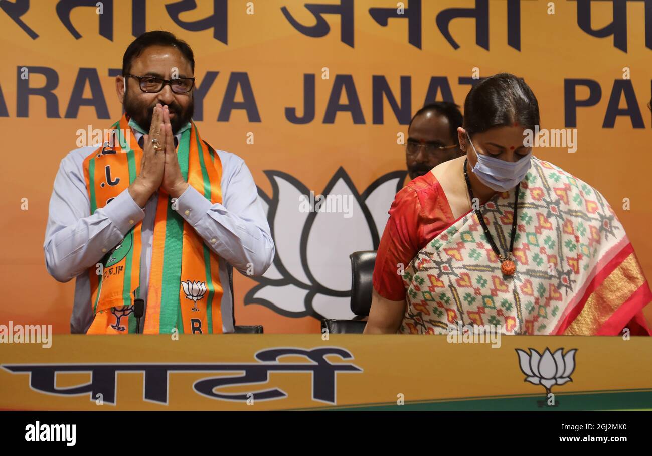 New Delhi, India. 08 settembre 2021. Pritam Singh Panwar, MLA indipendente di Dhanolti (Uttarakhand) (L) visto durante il discorso dei media dopo essere entrato a far parte del BJP (Bharatiya Janata Party) alla presenza di Smriti Zubin Irani Union Minister for Women and Child Development (R), presso la sede del partito BJP a New Delhi. (Foto di Naveen Sharma/SOPA Images/Sipa USA) Credit: Sipa USA/Alamy Live News Foto Stock