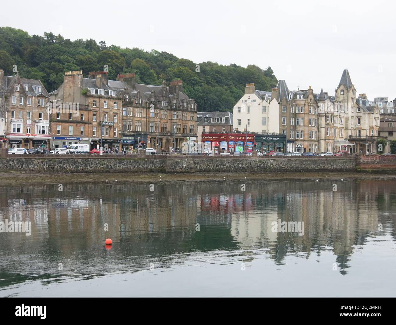 Il lungomare di Oban con la via principale di negozi, hotel e architettura tradizionale scozzese: Porta d'ingresso alle isole e la principale destinazione turistica Foto Stock