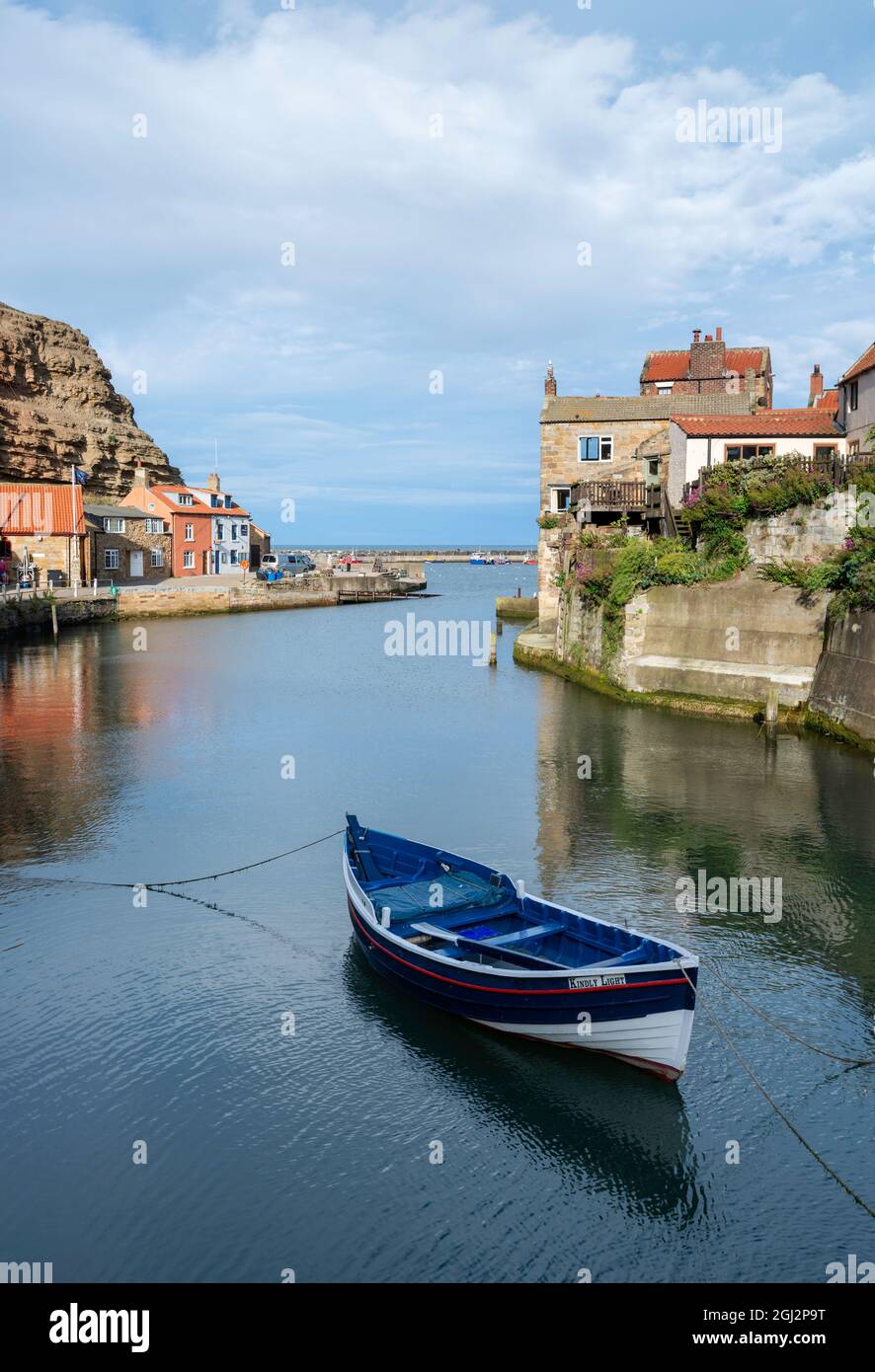 Un coble di pesca ormeggiato nell'irrancanza a Satithes Beck Foto Stock