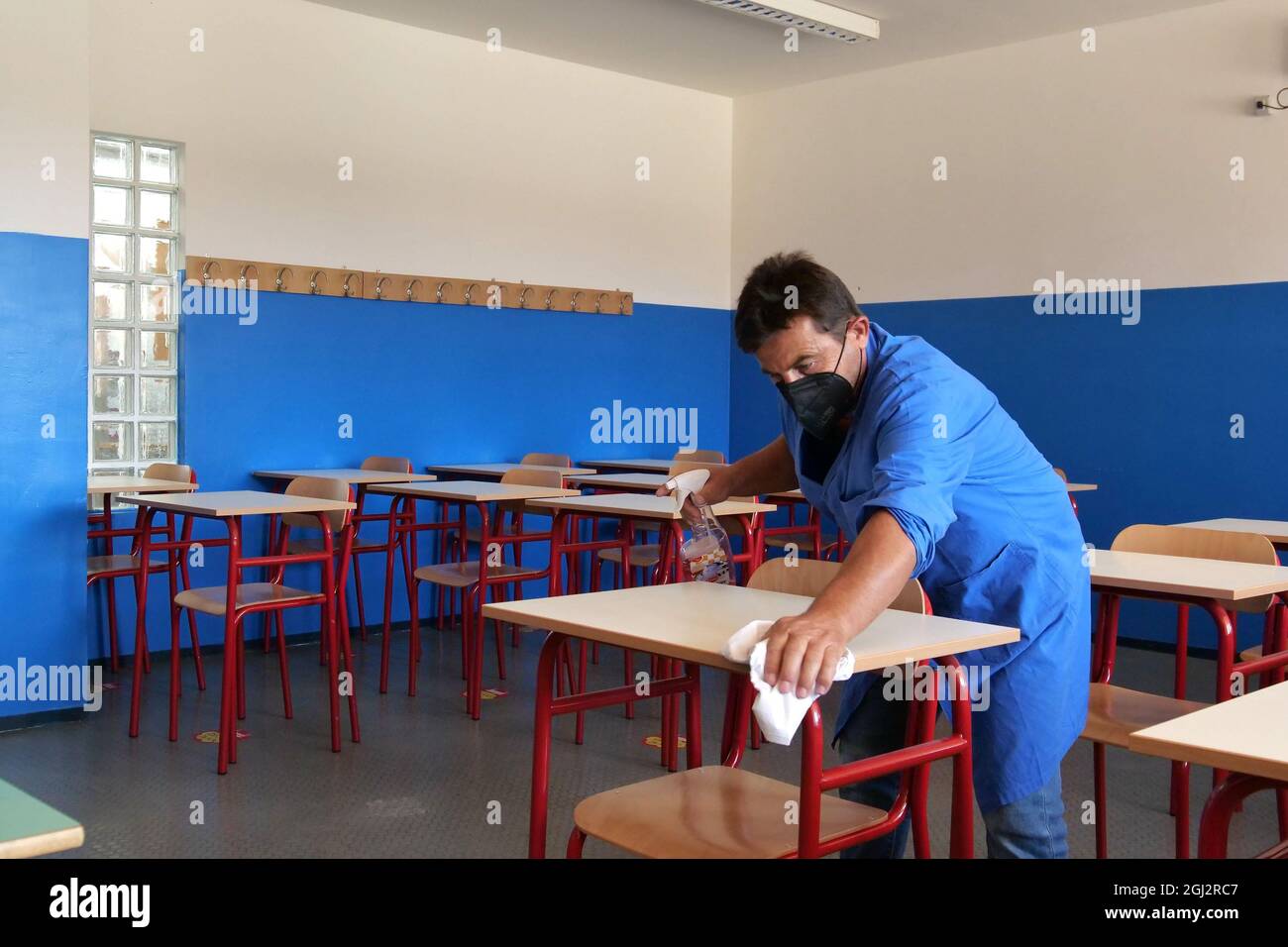 Italia, Toscana, Arezzo, 8 settembre 2021 : emergenza Covid, liceo artistico Piero della Francesca. La riapertura delle scuole, dopo un periodo di vacanze estive. Nella foto il panitor sanitizzazione delle sedie e dei tavoli, a causa del virus covid Foto © Daiano Cristini/Sintesi/Alamy Live News Foto Stock