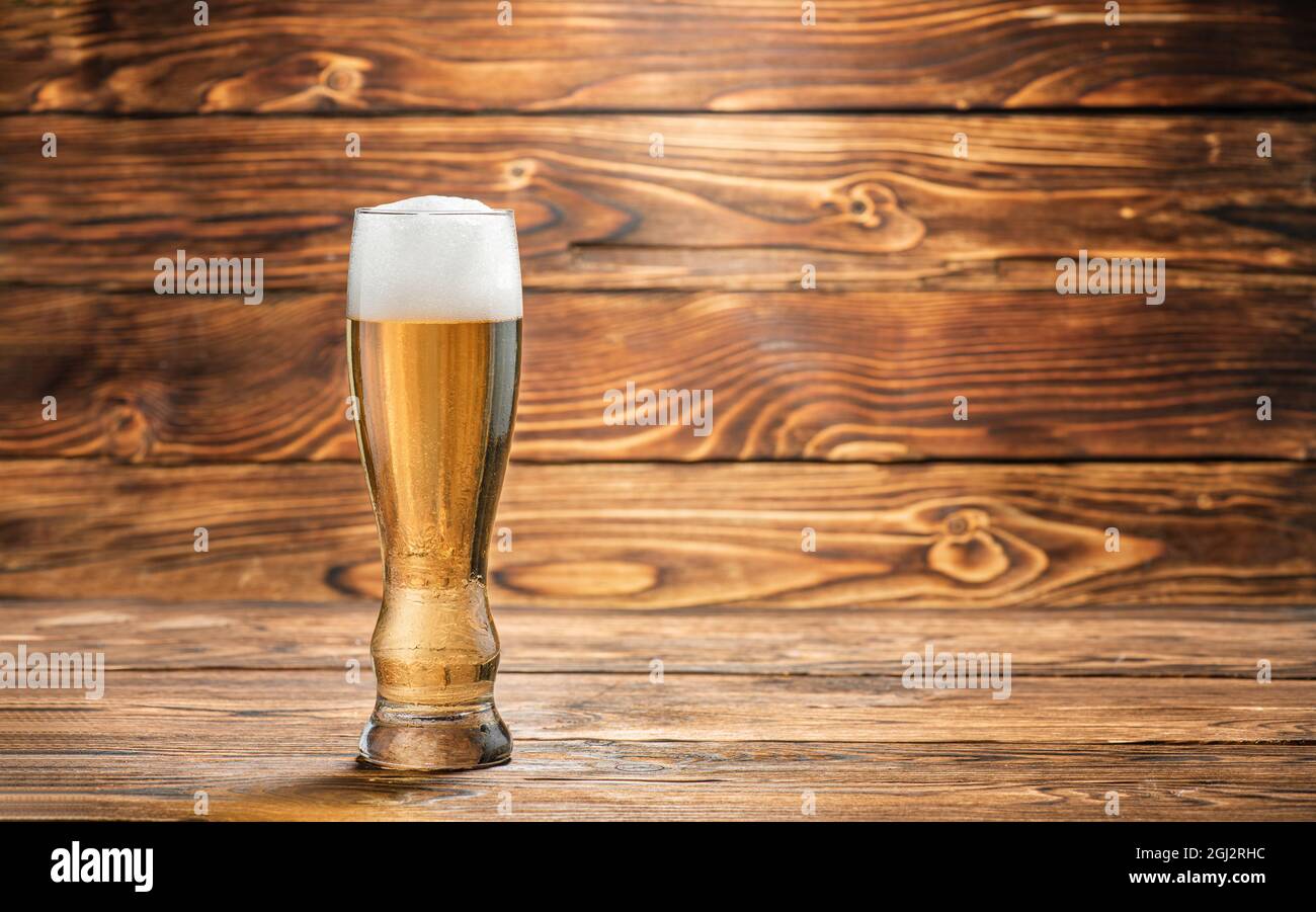 Birra di frumento fermentata. Estratto da una miscela di frumento e di malto d'orzo. Sapori come luppolo. La birra fermentata ha un sapore leggermente amaro. Foto Stock