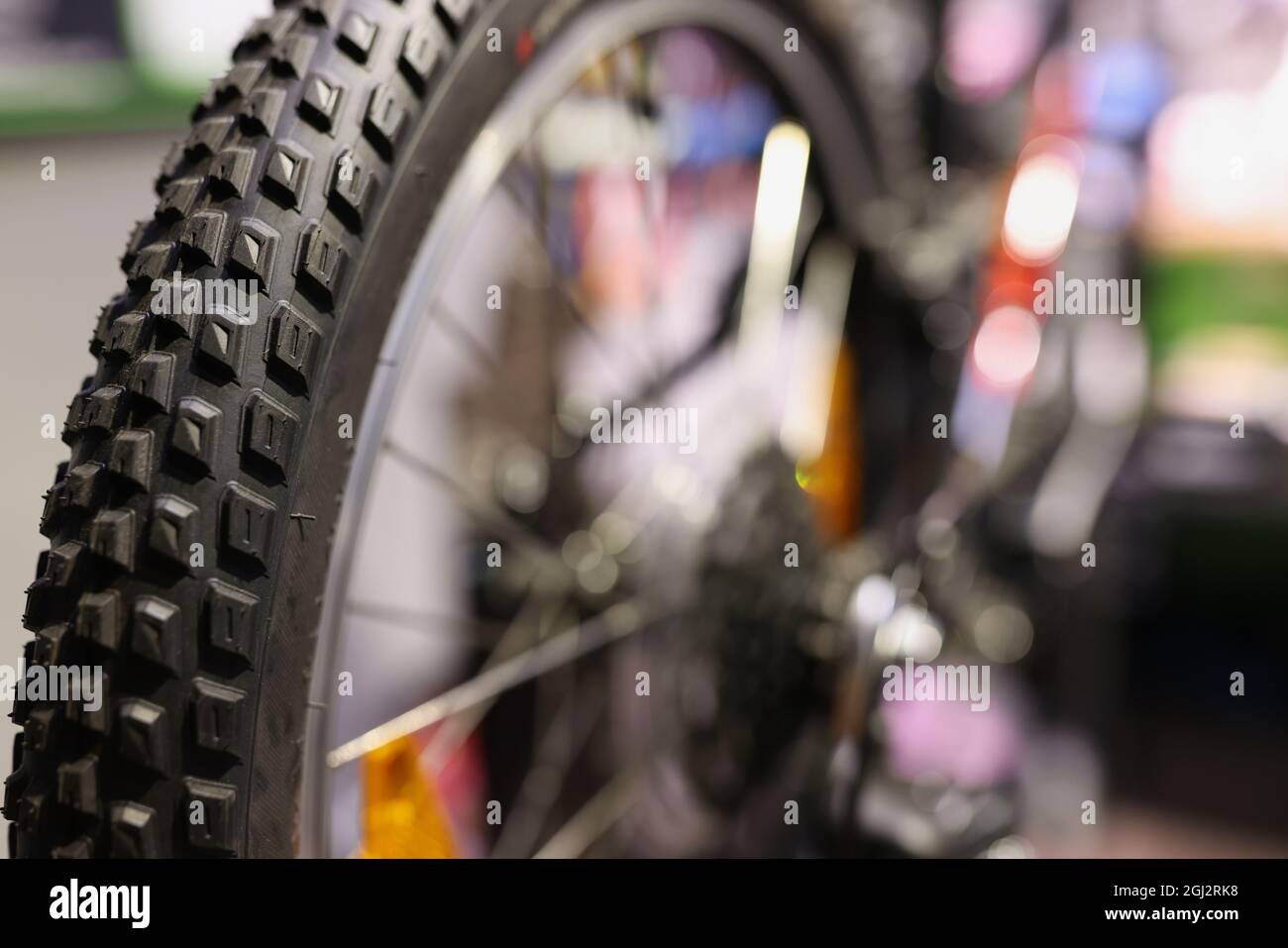 Closeup ruota nera bicicletta, Riparazione ruote di qualsiasi bicicletta Foto Stock