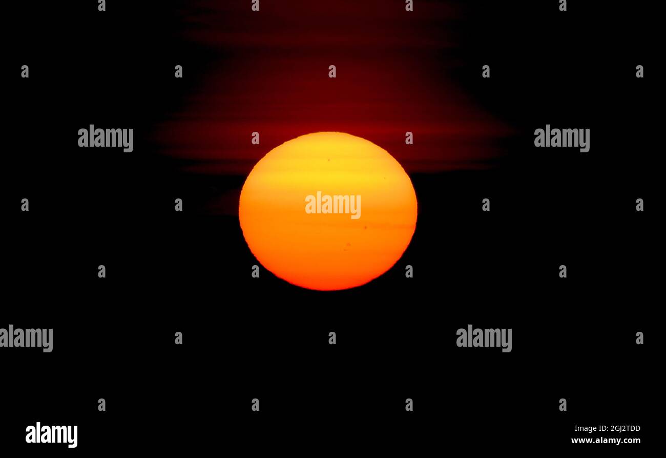 08/09/2021Gravesend UK Dawn sopra il Tamigi a Gravesend in Kent. L'immagine mostra le macchie solari sul disco solare. Foto Stock
