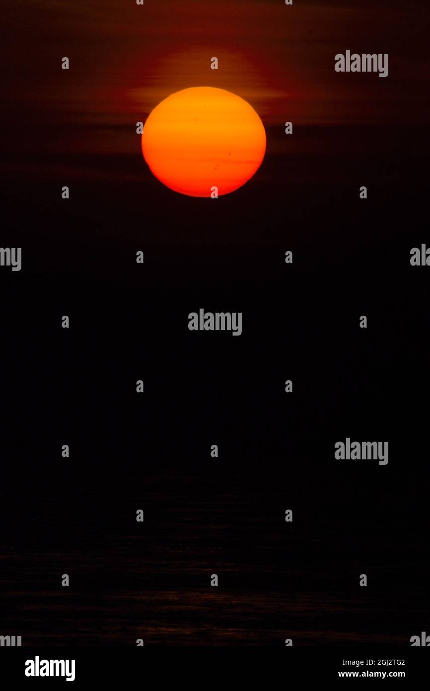 08/09/2021 Gravesend UK Dawn sopra il Tamigi a Gravesend nel Kent. L'immagine mostra le macchie solari sul disco solare. Foto Stock