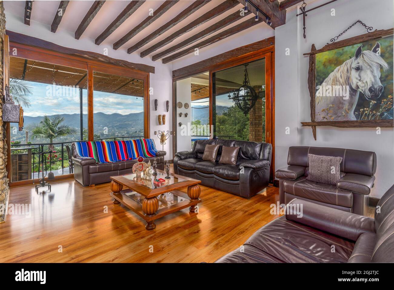 MEDELLIN, COLOMBIA - Jul 16, 2021: Una bella casa di campagna completamente arredata soggiorno interno design Foto Stock