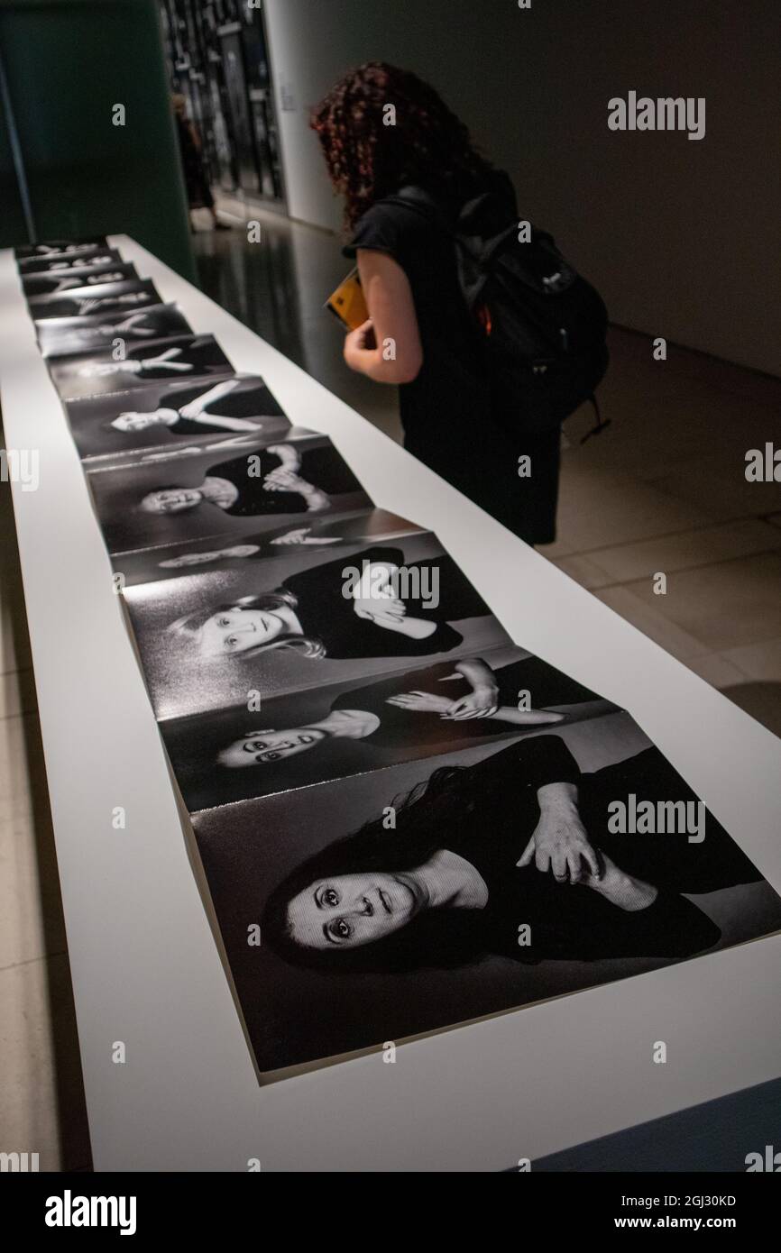 Londra, Regno Unito. 8 settembre 2021. Un ospite VIP guarda al lavoro del fotografo iraniano, Shirin Neshat, durante l'evento di anteprima stampa, mentre la mostra fotografica di Londra e la fiera d'arte apre a Londra. Si tratta della più grande fiera fotografica che si può indire nella capitale e prima fiera fotografica del mondo dal 2019. La fiera è aperta dal 9 al 12 settembre 2021 presso Somerset House e dal 9 al 29 settembre online tramite il sito Web di Photo London. Credit: Elsie Kibue/Alamy Live News Foto Stock