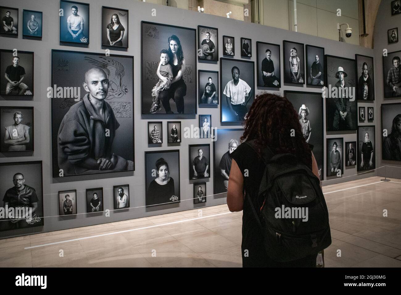 Londra, Regno Unito. 8 settembre 2021. Un ospite VIP guarda al lavoro del fotografo iraniano, Shirin Neshat, durante l'evento di anteprima stampa, mentre la mostra fotografica di Londra e la fiera d'arte apre a Londra. Si tratta della più grande fiera fotografica che si può indire nella capitale e prima fiera fotografica del mondo dal 2019. La fiera è aperta dal 9 al 12 settembre 2021 presso Somerset House e dal 9 al 29 settembre online tramite il sito Web di Photo London. Credit: Elsie Kibue/Alamy Live News Foto Stock