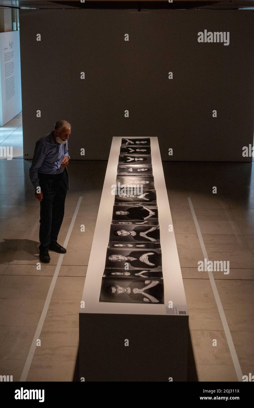 Londra, Regno Unito. 8 settembre 2021. Un ospite VIP guarda al lavoro del fotografo iraniano, Shirin Neshat, durante l'evento di anteprima stampa, mentre la mostra fotografica di Londra e la fiera d'arte apre a Londra. Si tratta della più grande fiera fotografica che si può indire nella capitale e prima fiera fotografica del mondo dal 2019. La fiera è aperta dal 9 al 12 settembre 2021 presso Somerset House e dal 9 al 29 settembre online tramite il sito Web di Photo London. Credit: Elsie Kibue/Alamy Live News Foto Stock