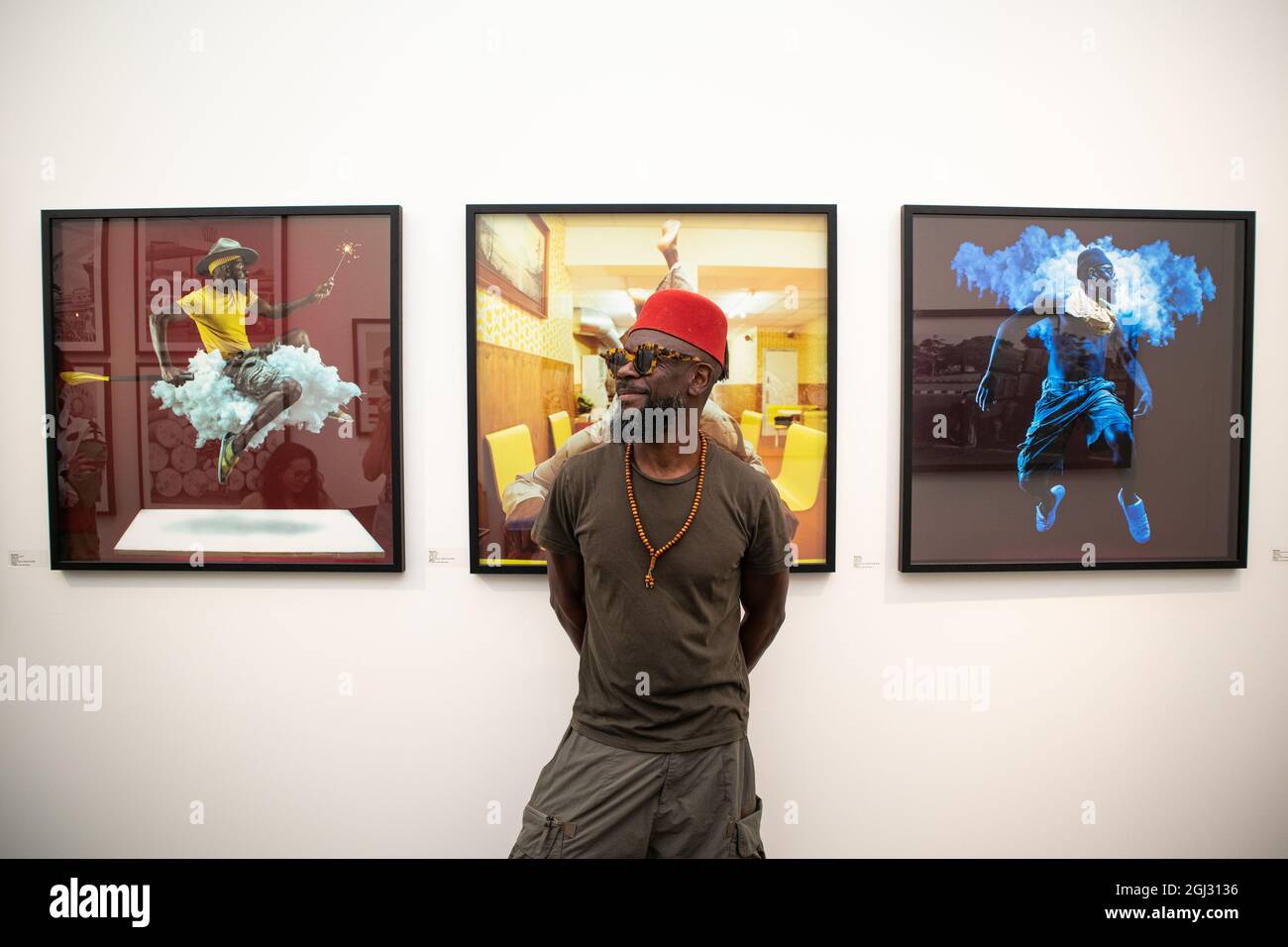 Londra, Regno Unito. 8 settembre 2021. Benji Reed ha fotografato vicino al suo lavoro presso lo stand della Galleria di Ottobre mentre la mostra fotografica di Londra e la fiera d'arte si apre a Londra. Si tratta della più grande fiera fotografica che si può indire nella capitale e prima fiera fotografica del mondo dal 2019. La fiera è aperta dal 9 al 12 settembre 2021 presso Somerset House e dal 9 al 29 settembre online tramite il sito Web di Photo London. Credit: Elsie Kibue/Alamy Live News Foto Stock