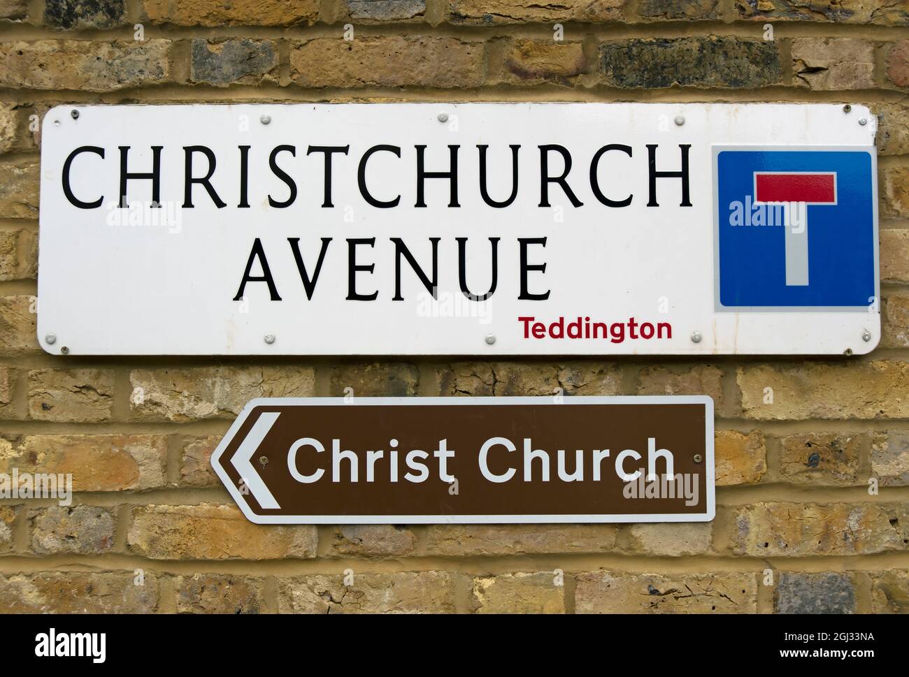 segnaletica stradale per christchurch avenue, teddington, middlesex, sopra un cartello per l'ex chiesa, ora appartamenti privati, della chiesa di cristo Foto Stock
