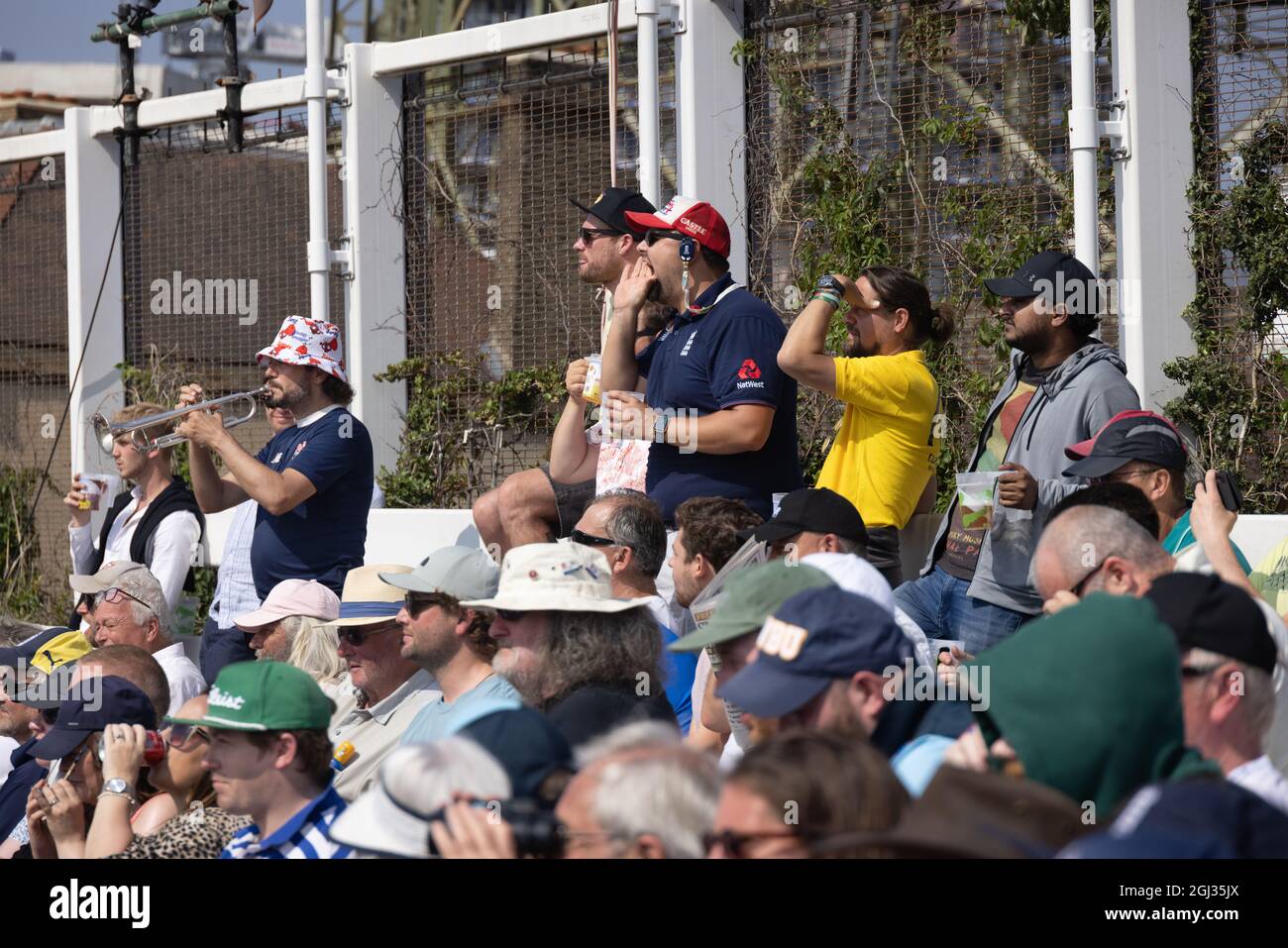 I sostenitori del cricket inglese suonano musica, The Oval Cricket Ground, Kennington London UK Foto Stock