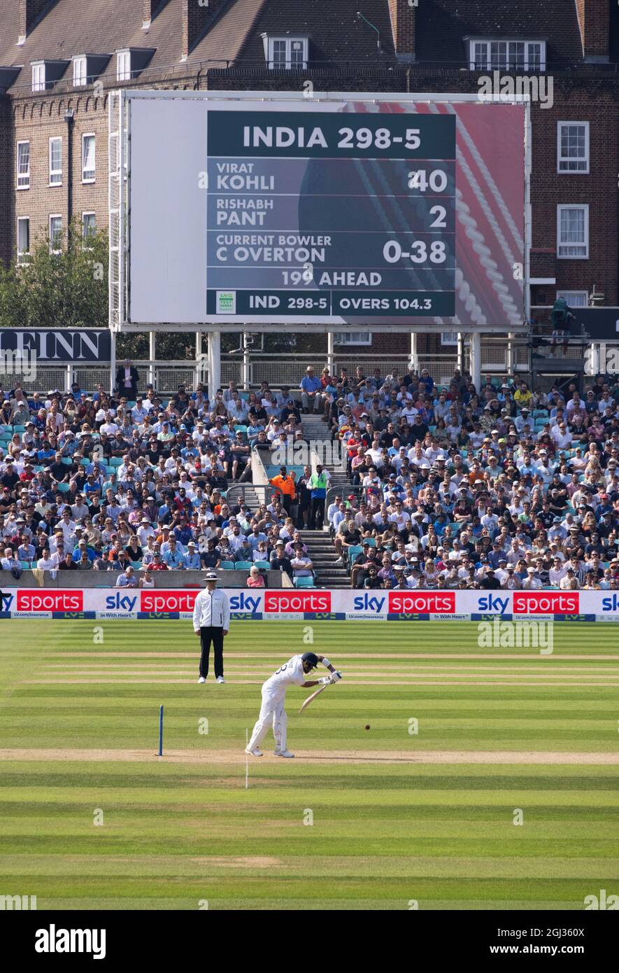 The Oval Cricket Ground; India batting in un test match internazionale contro Inghilterra, estate 2021, con tabellone; The Kia Oval, Kennington London UK Foto Stock