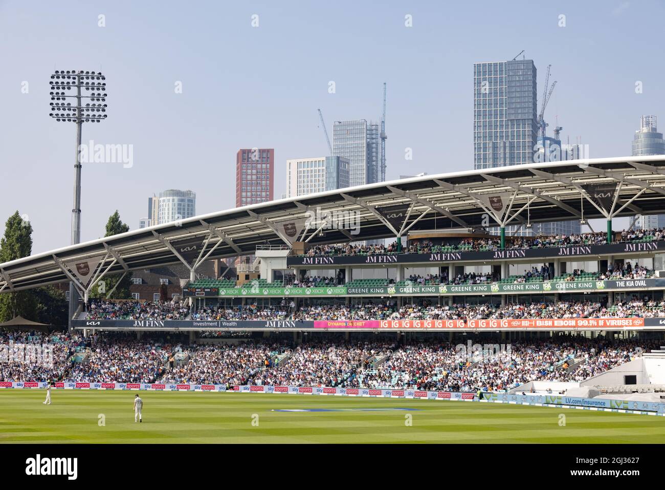 Lo stand JM Finn, con la folla, l'Oval Cricket Ground, noto anche come Kia Oval, sede del Surrey County Cricket Club, Kennington London UK Foto Stock