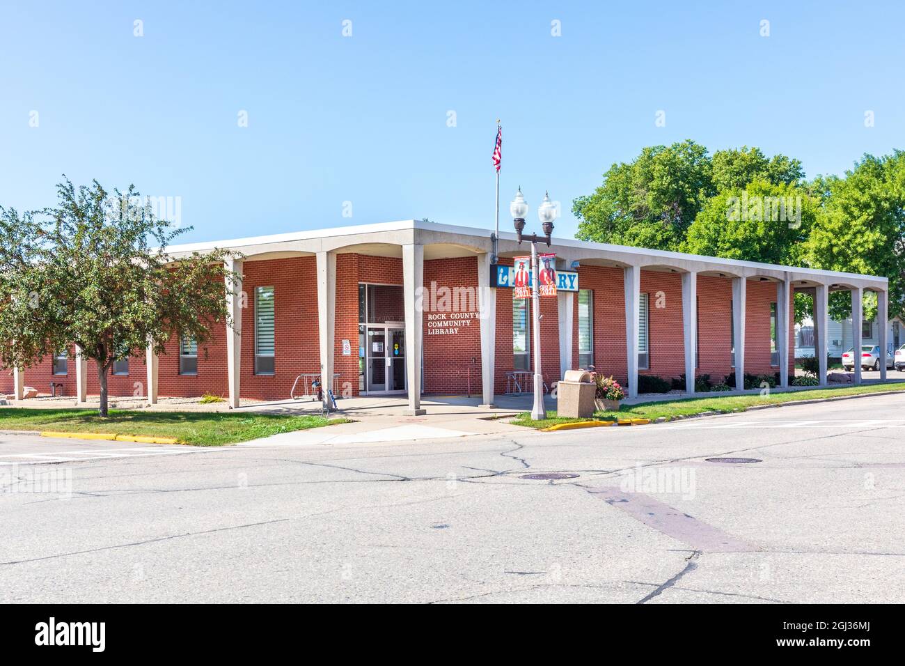LUVERNE, MN, USA-21 AGOSTO 2021: The Rock County Community Library, Building and Signs. Cielo blu. Foto Stock