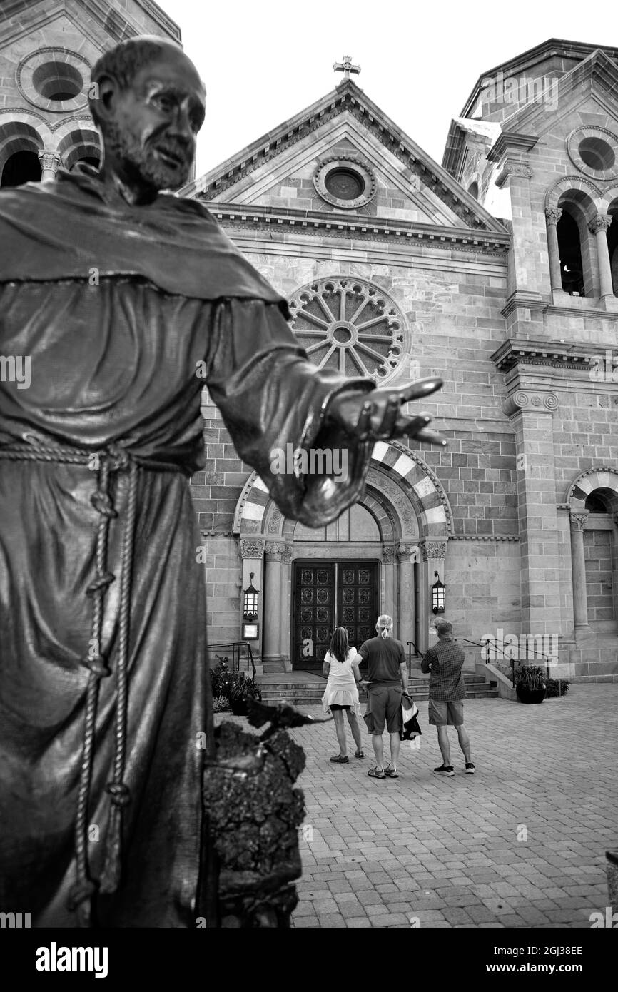I turisti si trovano di fronte alla storica Basilica Cattedrale di San Francesco d'Assisi a Santa Fe, New Mexico. Foto Stock