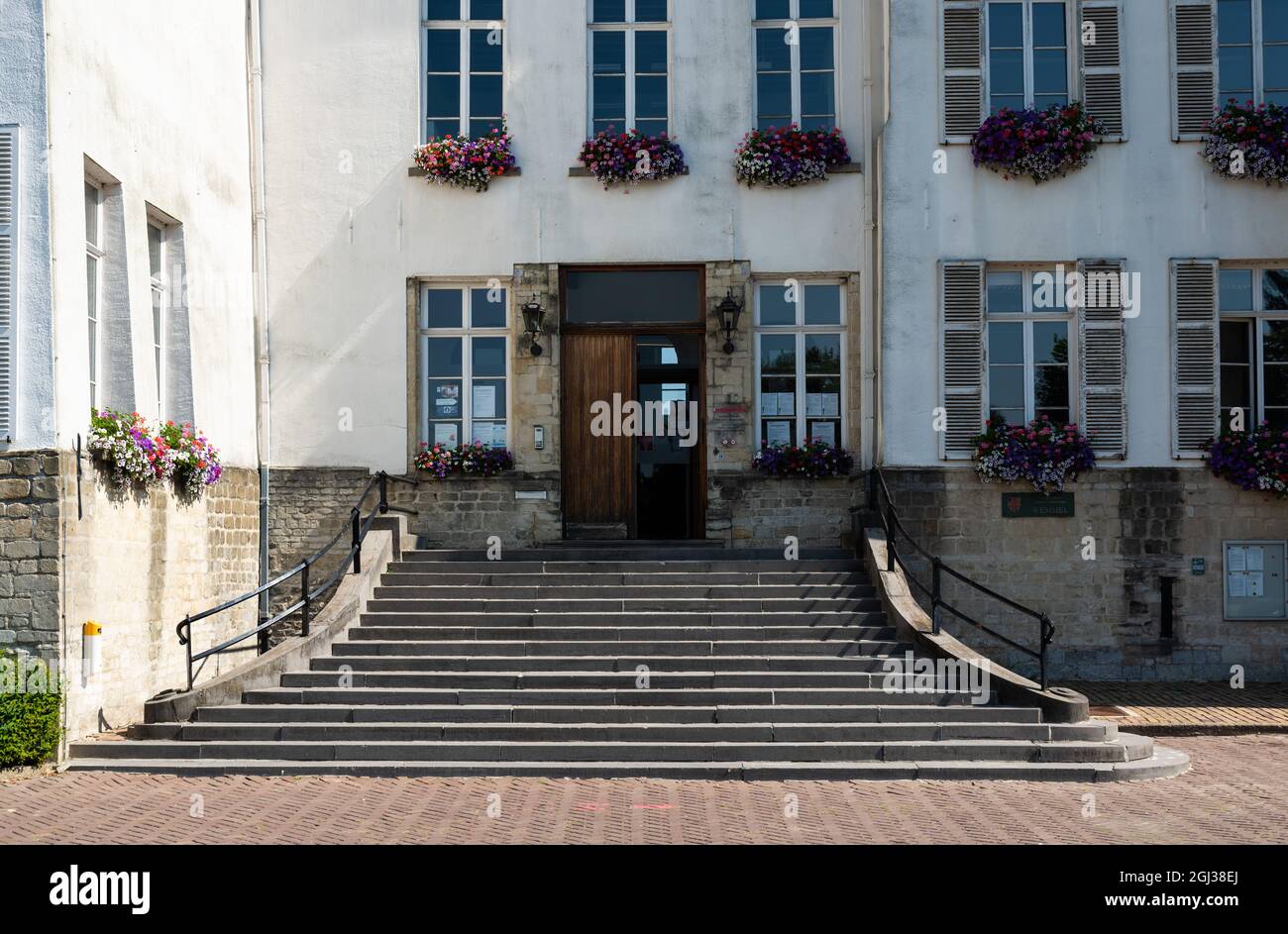 Wemmel, Regione Fiamminga - Belgio - 09 01 2021: Facciata e maestose scale del municipio bianco Foto Stock