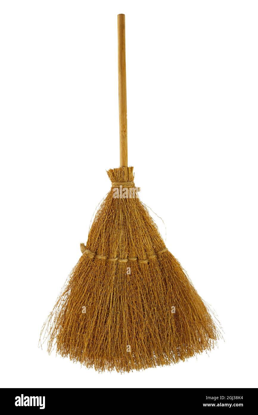 Broomstick vintage in vecchio stile con manico in legno su sfondo bianco isolato. Simbolo di pulito, Halloween, streghe. Spazio di copia Foto Stock