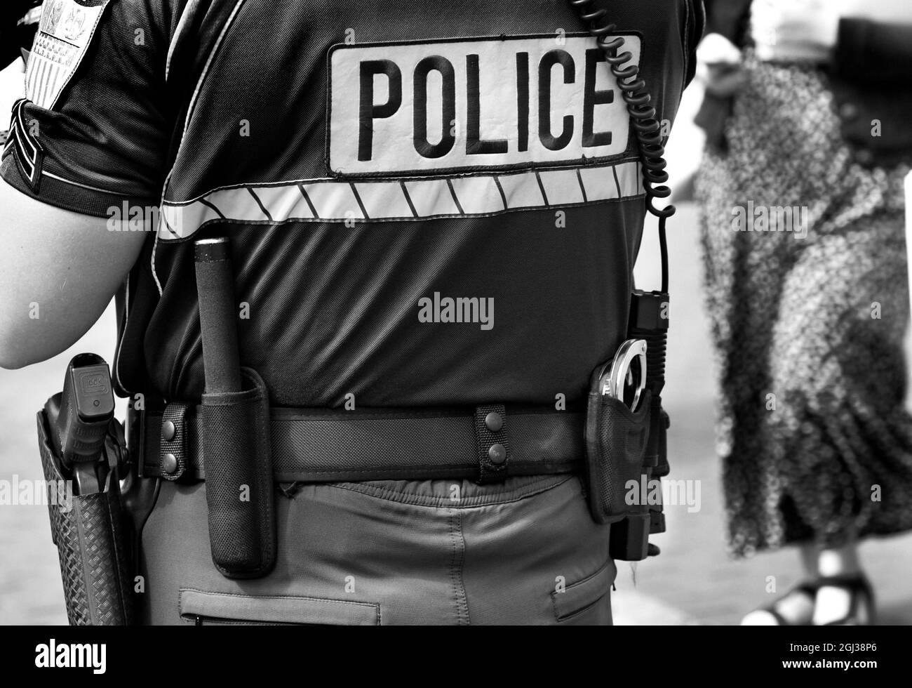 Un ufficiale di polizia guarda una folla riunita per un festival all'aperto di arti a Santa Fe, New Mexico. Foto Stock