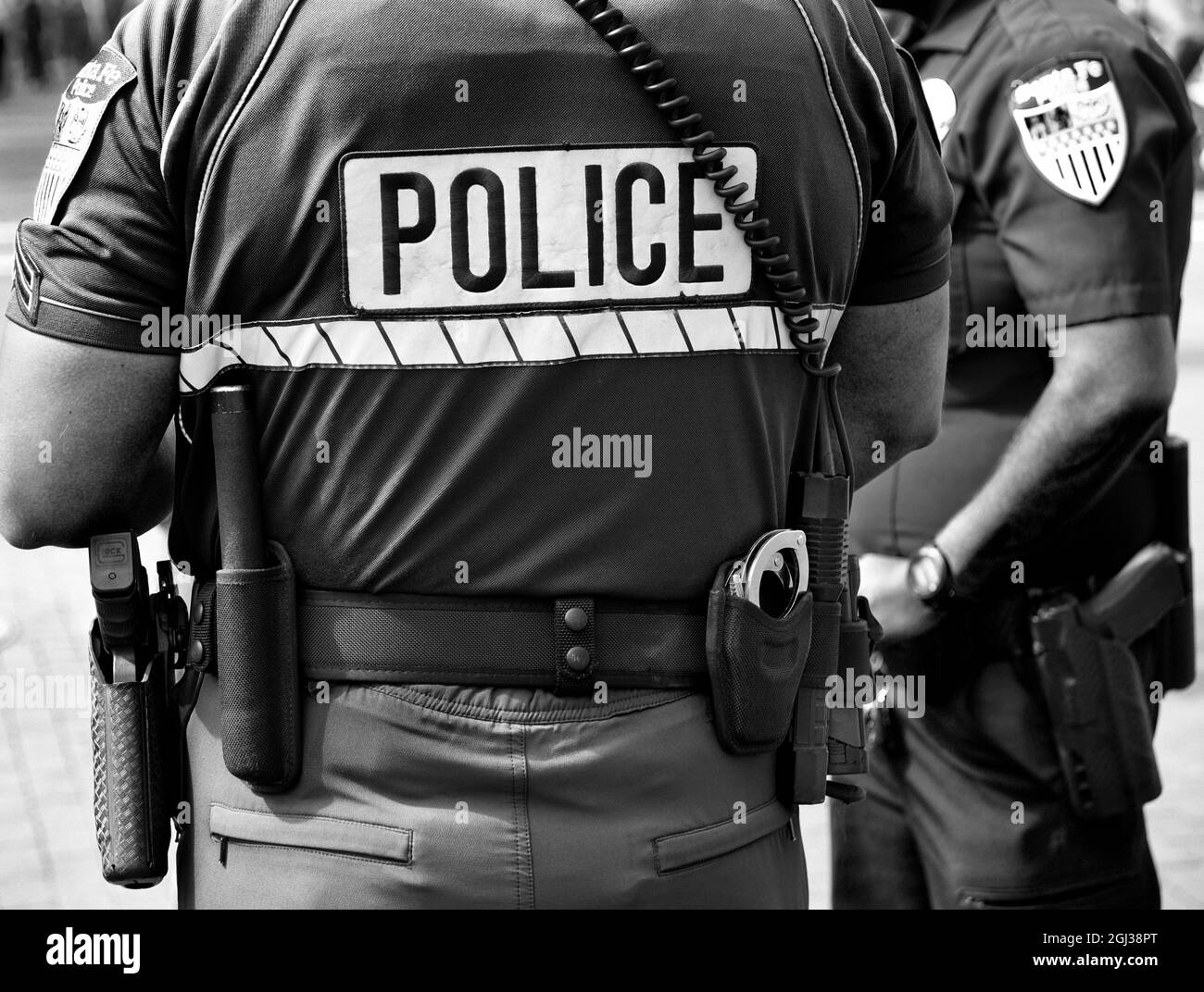 Un ufficiale di polizia guarda una folla riunita per un festival all'aperto di arti a Santa Fe, New Mexico. Foto Stock