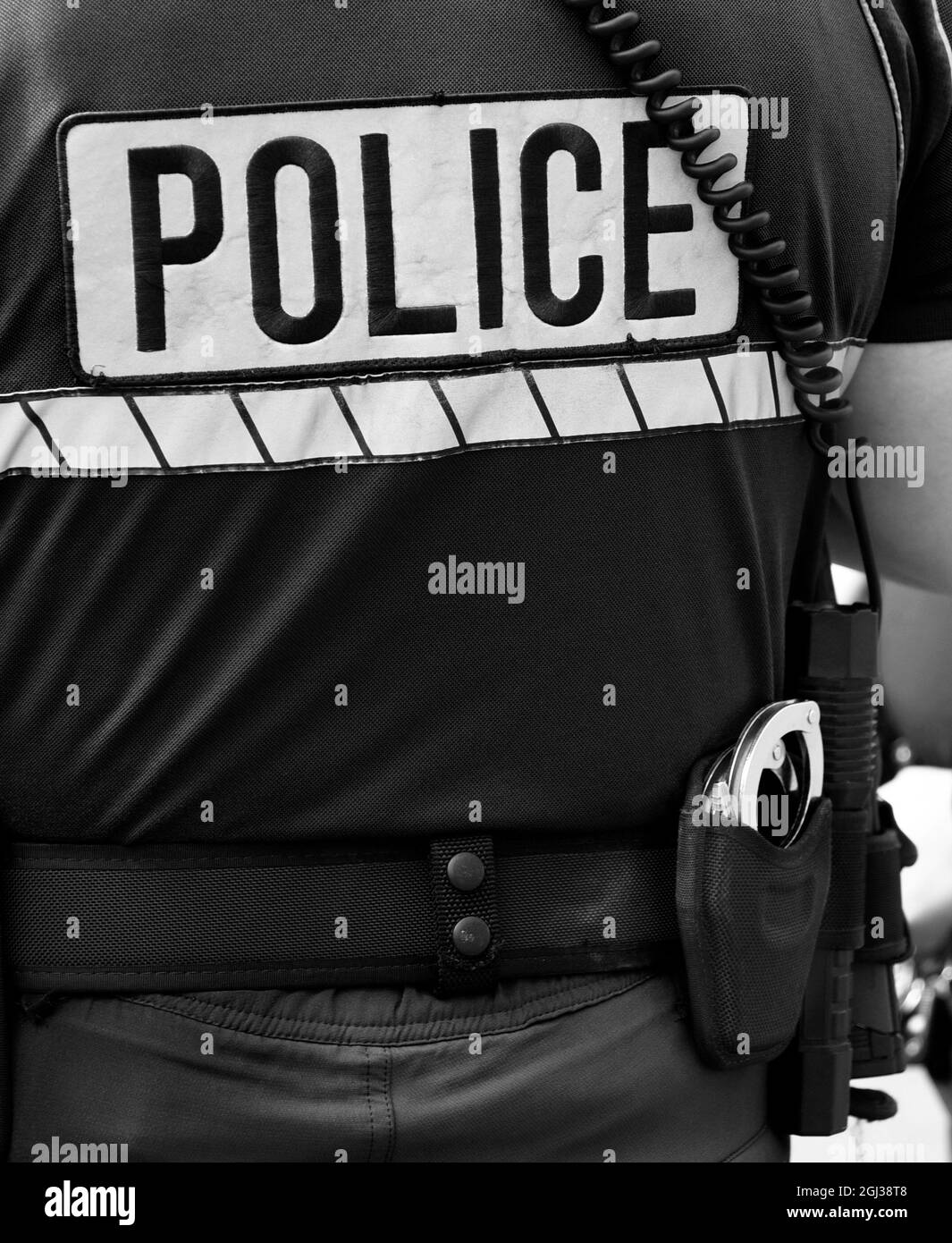 Un ufficiale di polizia guarda una folla riunita per un festival all'aperto di arti a Santa Fe, New Mexico. Foto Stock