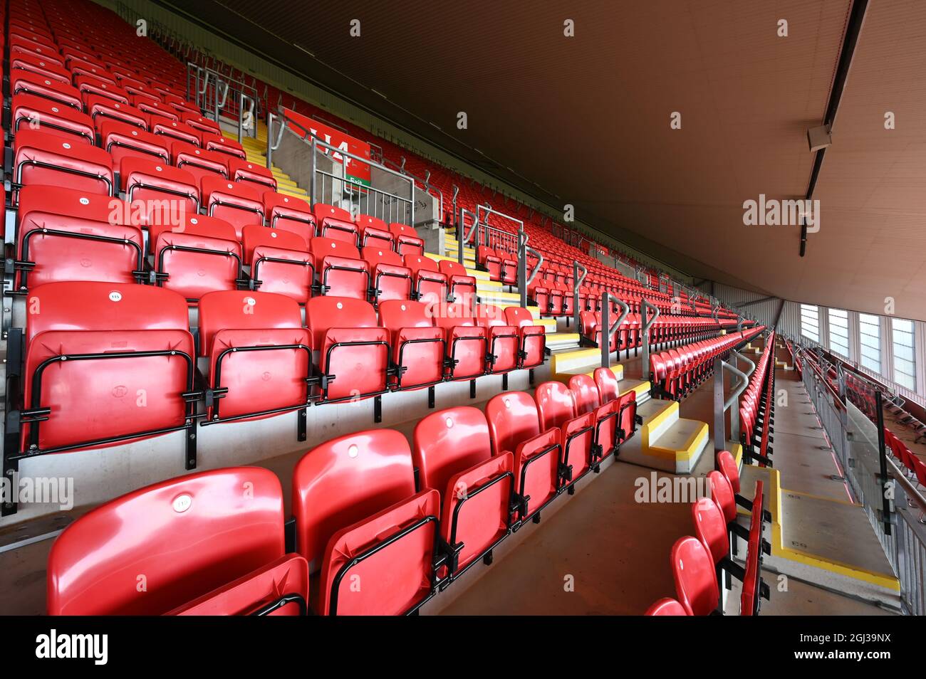 Posti a sedere presso il campo da calcio di Liverpool Foto stock - Alamy