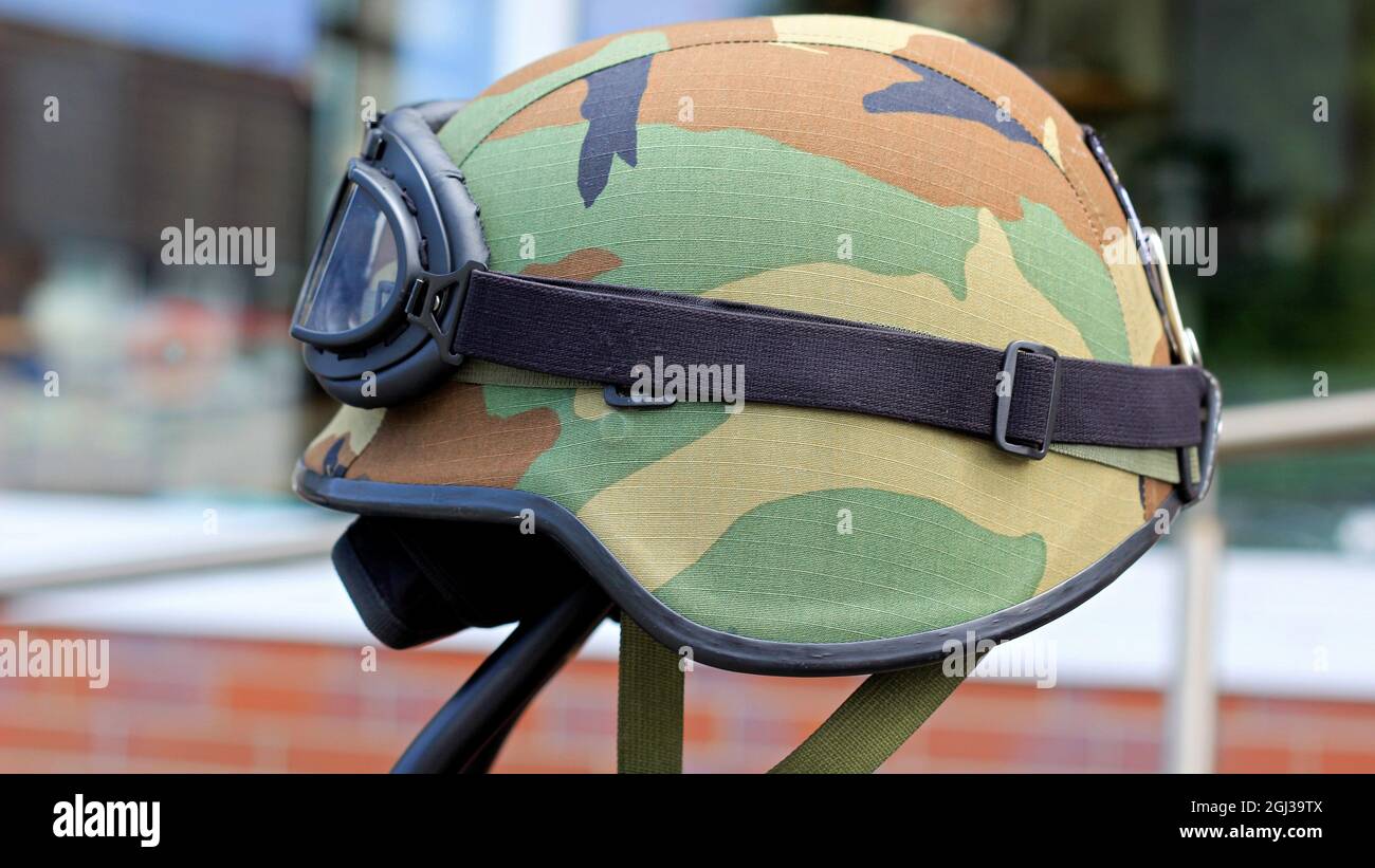 BREMA, GERMANIA - Sep 08, 2021: Il casco ha il colore camouflage appende sul volante gli occhiali sono attaccati al casco Foto Stock