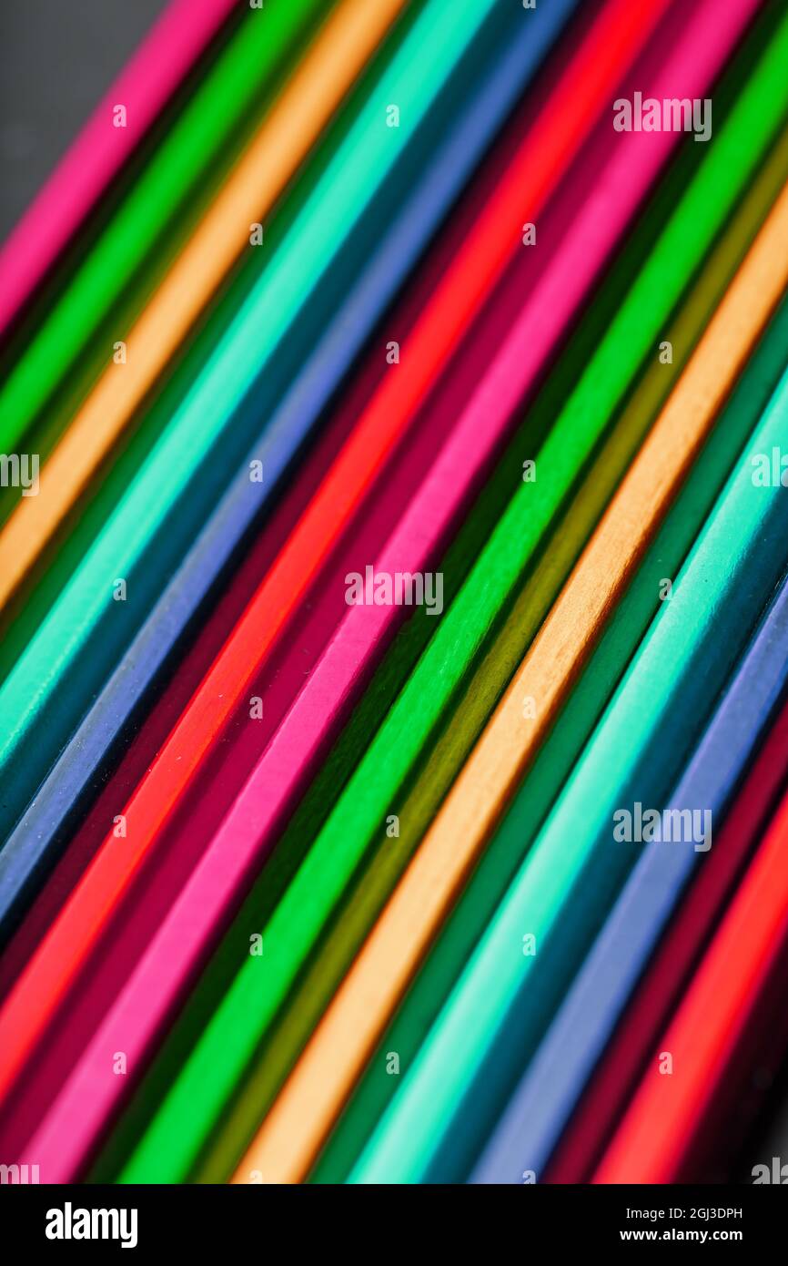 La texture delle matite multicolore è in primo piano a schermo intero. Come sfondo Foto Stock