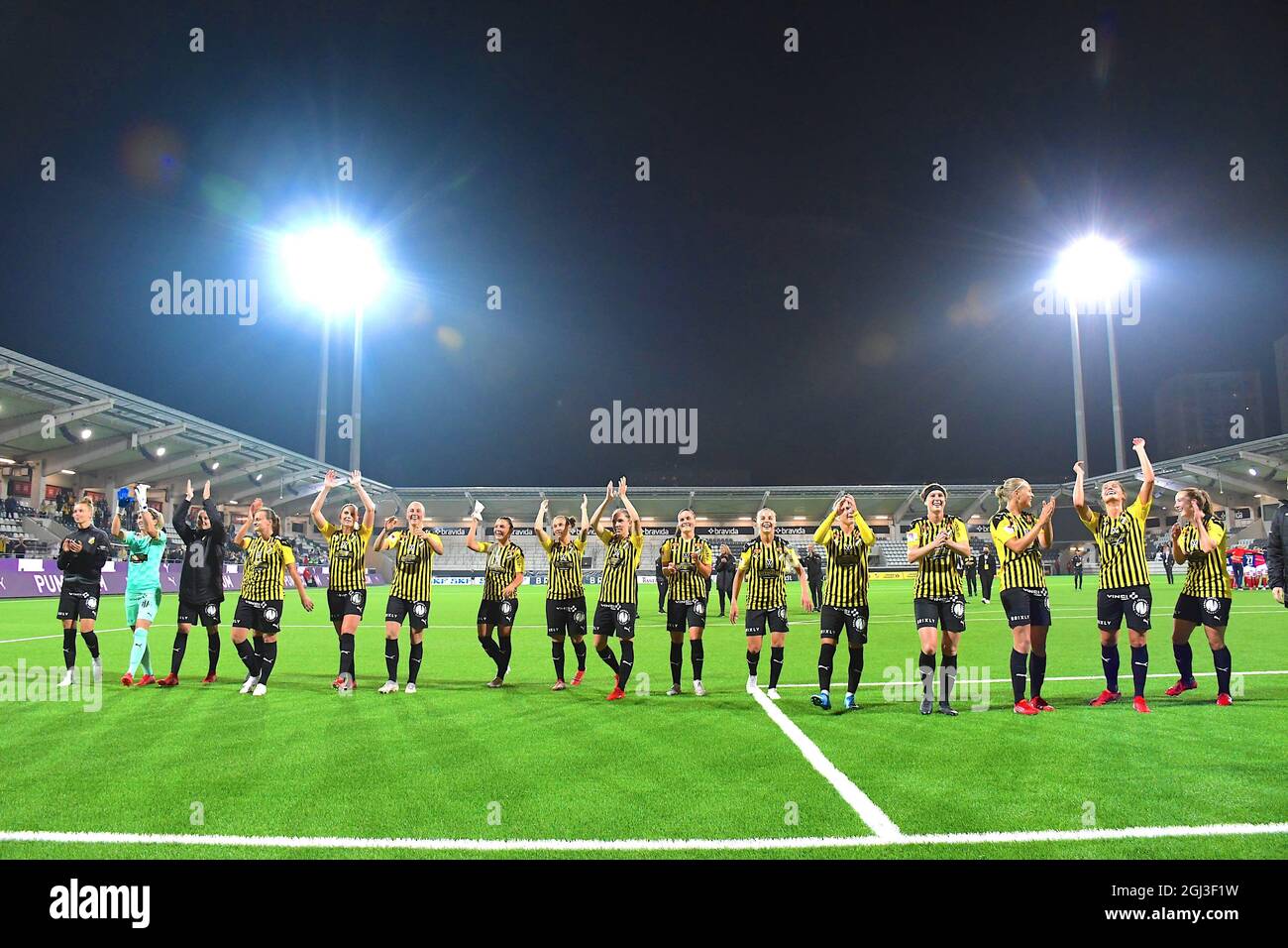 Gothenburg, Svezia. 08 settembre 2021. Hacken festeggia con i tifosi dopo la qualifica della UEFA Womens Champions League round 2 tra BK Hacken e Valerenga SE all'arena di Bravida a Gothenburg, Svezia Credit: SPP Sport Press Photo. /Alamy Live News Foto Stock