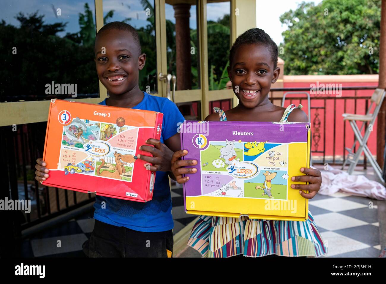 Seguku, Uganda. 8 settembre 2021. I bambini mostrano i loro libri di storia a casa a Seguku, distretto di Wakiso, Uganda, l'8 settembre 2021. La Giornata Internazionale dell'alfabetizzazione dichiarata dall'UNESCO è osservata ogni anno l'8 settembre. A causa della pandemia COVID-19 che ha portato alla chiusura delle scuole in Uganda, i bambini devono onorare la giornata a casa durante la scuola domestica quest'anno. Credit: Hajarah Nalwadda/Xinhua/Alamy Live News Foto Stock
