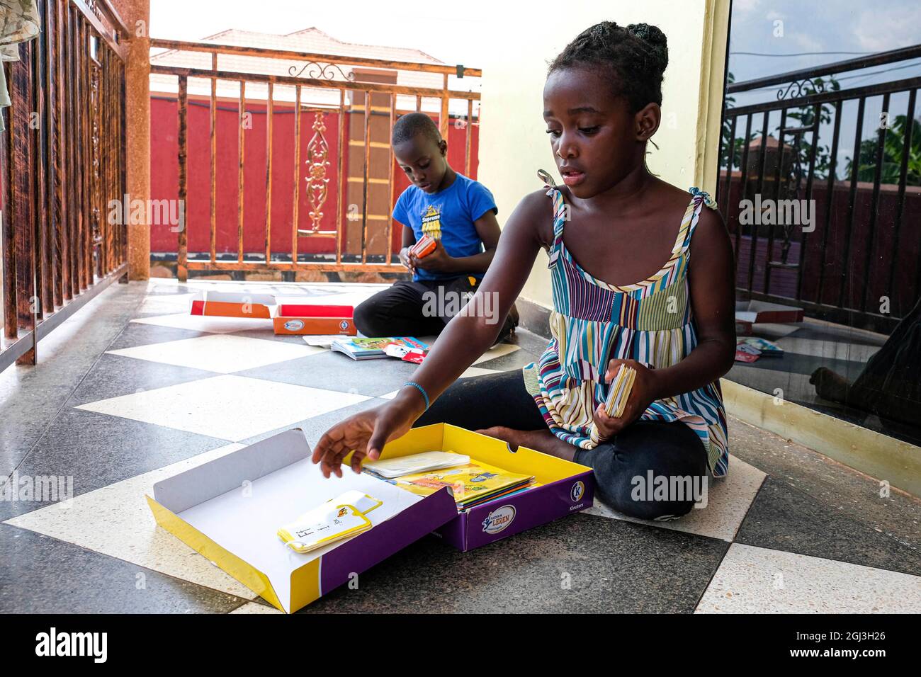 Seguku, Uganda. 8 settembre 2021. I bambini organizzano i loro libri di storia a casa a Seguku, distretto di Wakiso, Uganda, l'8 settembre 2021. La Giornata Internazionale dell'alfabetizzazione dichiarata dall'UNESCO è osservata ogni anno l'8 settembre. A causa della pandemia COVID-19 che ha portato alla chiusura delle scuole in Uganda, i bambini devono onorare la giornata a casa durante la scuola domestica quest'anno. Credit: Hajarah Nalwadda/Xinhua/Alamy Live News Foto Stock