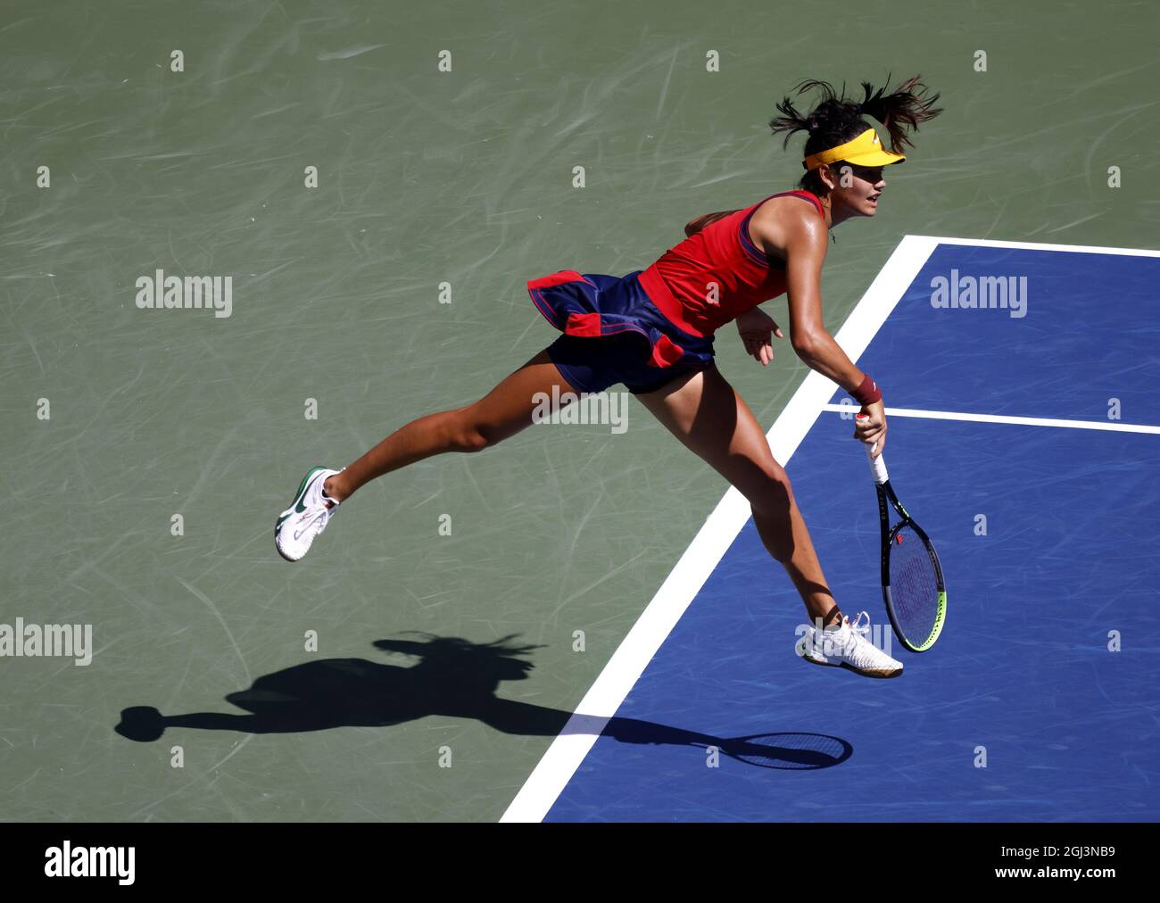 Flushing Meadow, United ha dichiarato. 08 settembre 2021. Emma Raducanu di Gran Bretagna serve un punto sulla strada per sconfiggere Belinda Bencic di Svizzera in serie diritte nei quarti di finale per avanzare alla sua prima semifinale al US Open Tennis Championships 2021 a Arthur the Stadium presso l'USTA Billie Jean King National Tennis Center mercoledì, 8 settembre 2021 a New York City. Foto di John Angelillo/UPI Credit: UPI/Alamy Live News Foto Stock