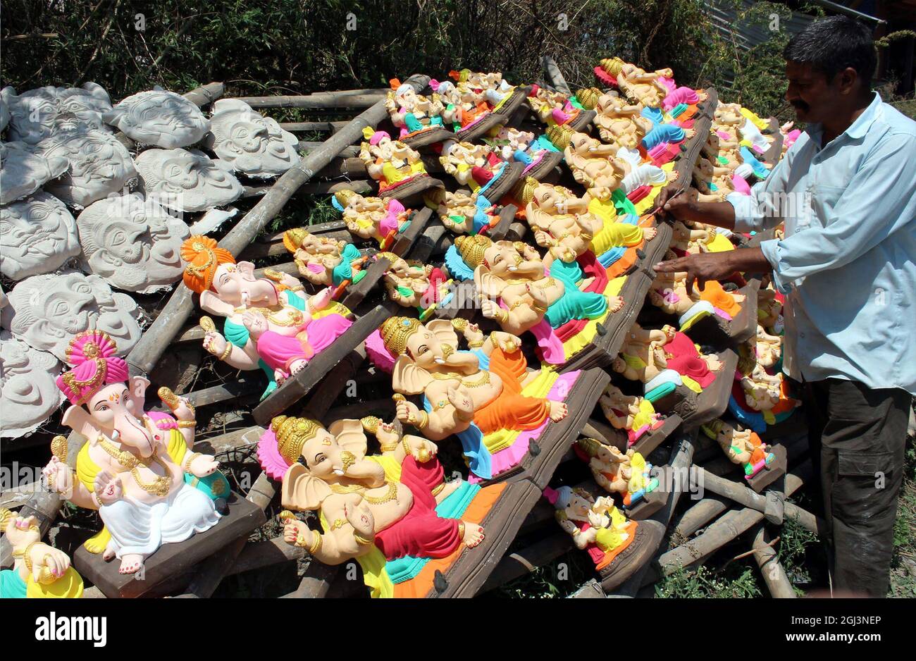 Mandi, India. 8 settembre 2021. Un uomo lavora sugli idoli di Lord Ganesha in un mercato stradale davanti al festival Ganesh puja nel distretto di Mandi, Himachal Pradesh, India, l'8 settembre 2021. Credit: Partha Sarkar/Xinhua/Alamy Live News Foto Stock