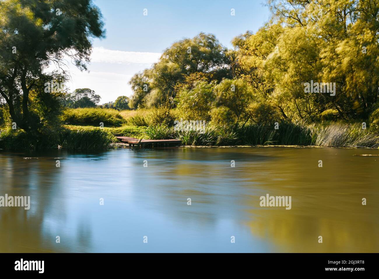 Acqua calma su un lago in una tranquilla campagna Foto Stock